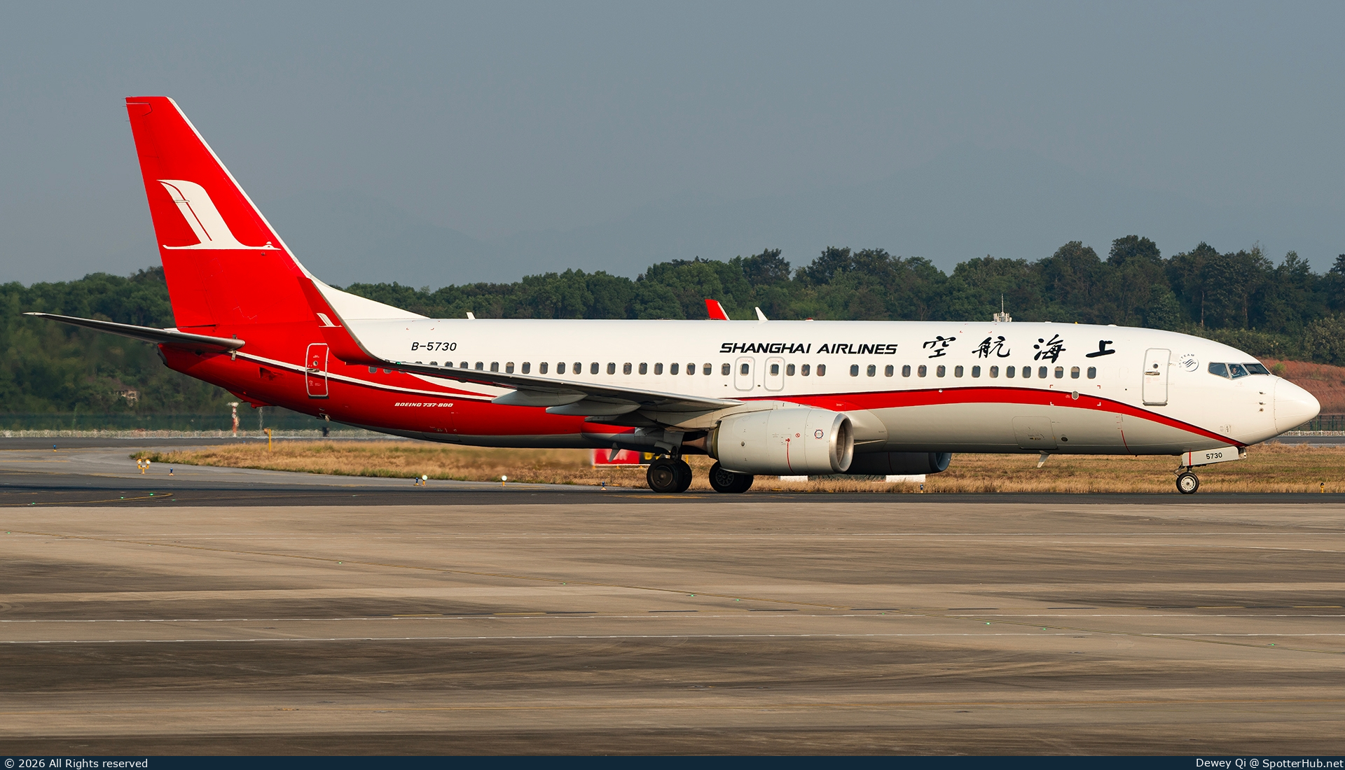 Photo of B-5730 - Boeing 737-86D operated by Shanghai Airlines