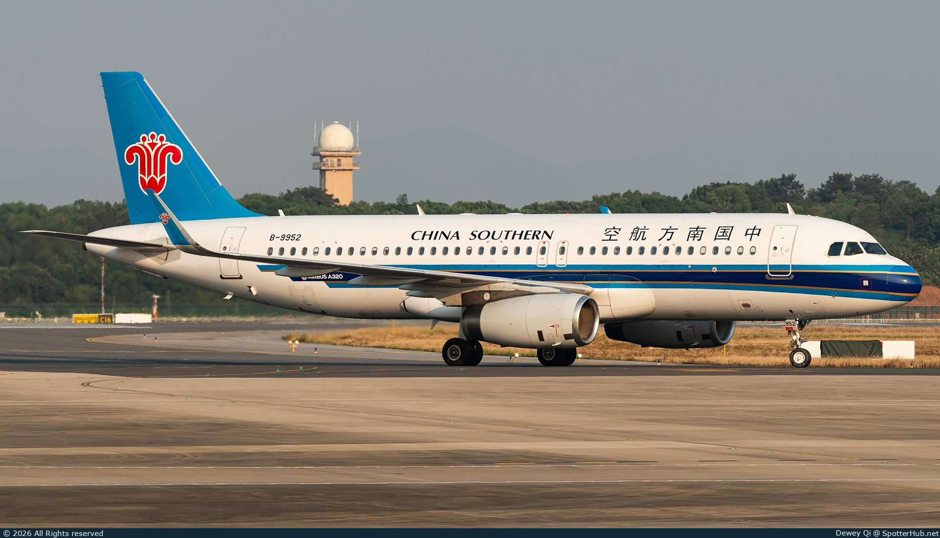 Photo of B-9952 - Airbus A320-232 operated by China Southern Airlines