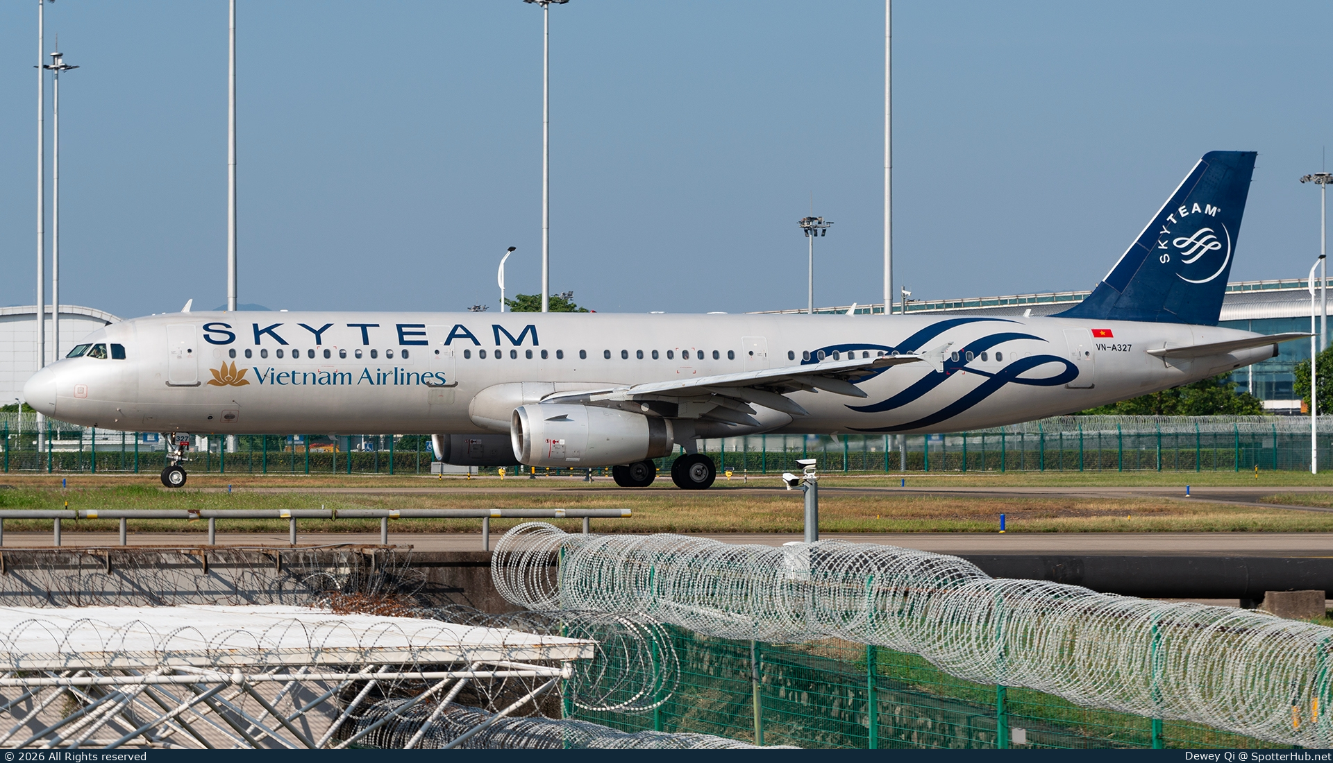Photo of VN-A327 - Airbus A321-231 operated by Vietnam Airlines