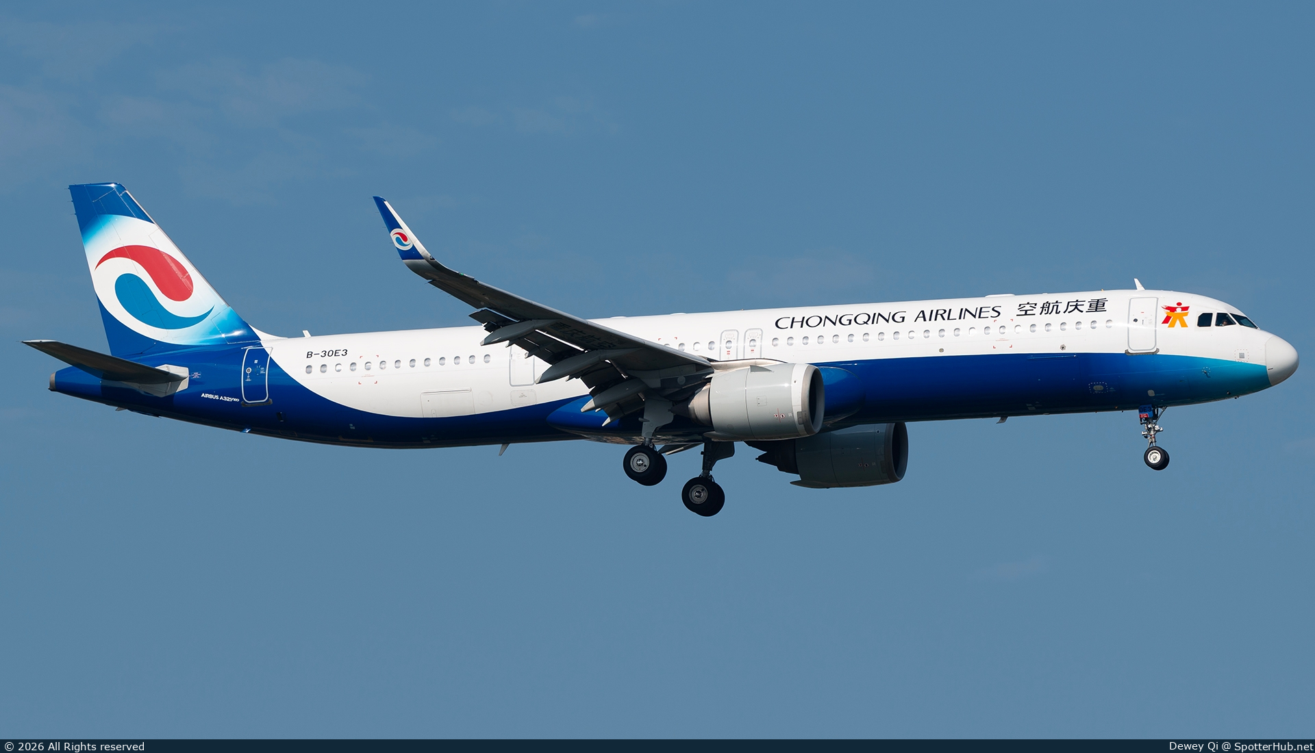 Photo of B-30E3 - Airbus A321-253NX operated by Chongqing Airlines