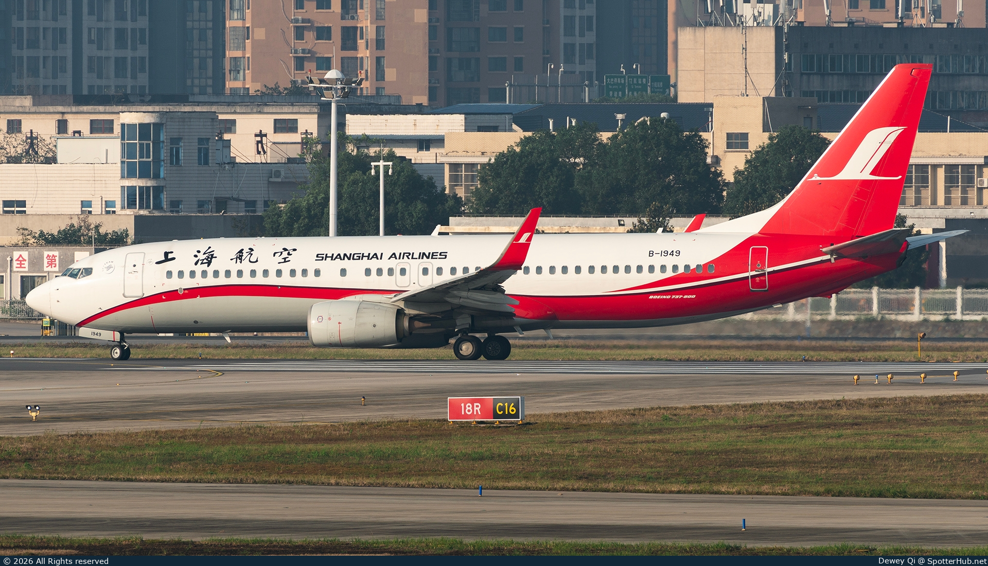 Photo of B-1949 - Boeing 737-89P operated by Shanghai Airlines