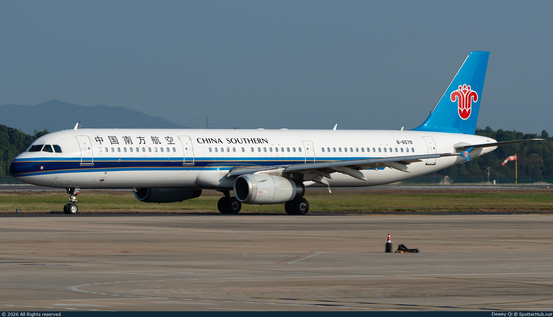 Photo of B-6579 - Airbus A321-231 operated by China Southern Airlines
