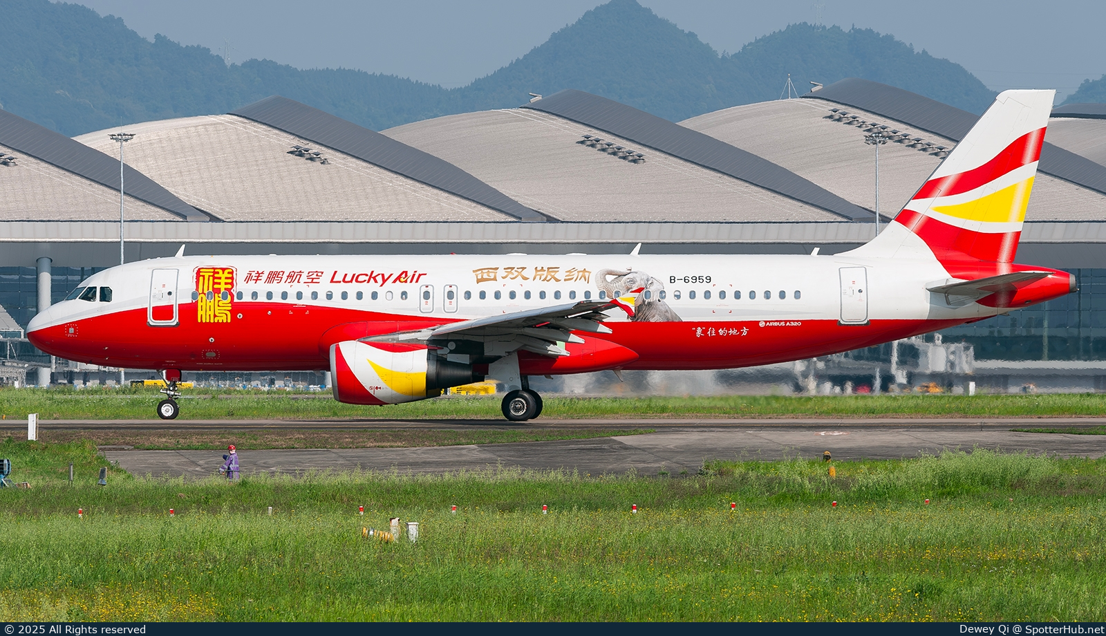 Photo of B-6959 - Airbus A320-214 operated by Lucky Air