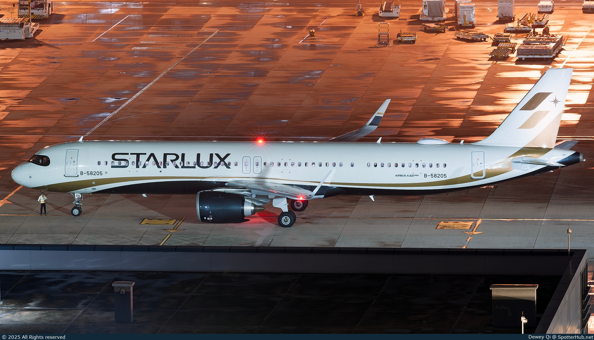 Photo of B-58205 - Airbus A321-252NX operated by Starlux