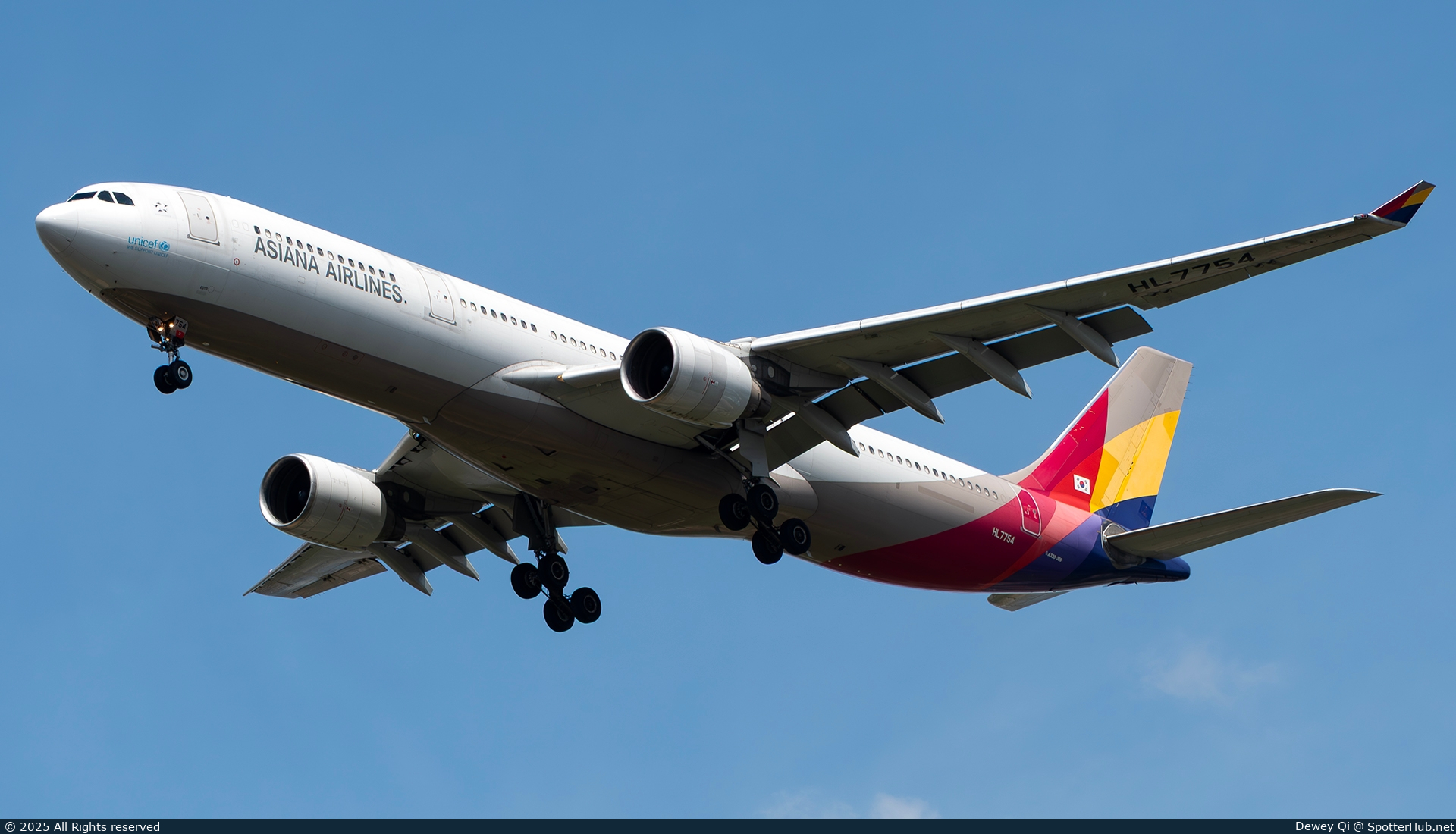 Photo of HL7754 - Airbus A330-323 operated by Asiana Airlines