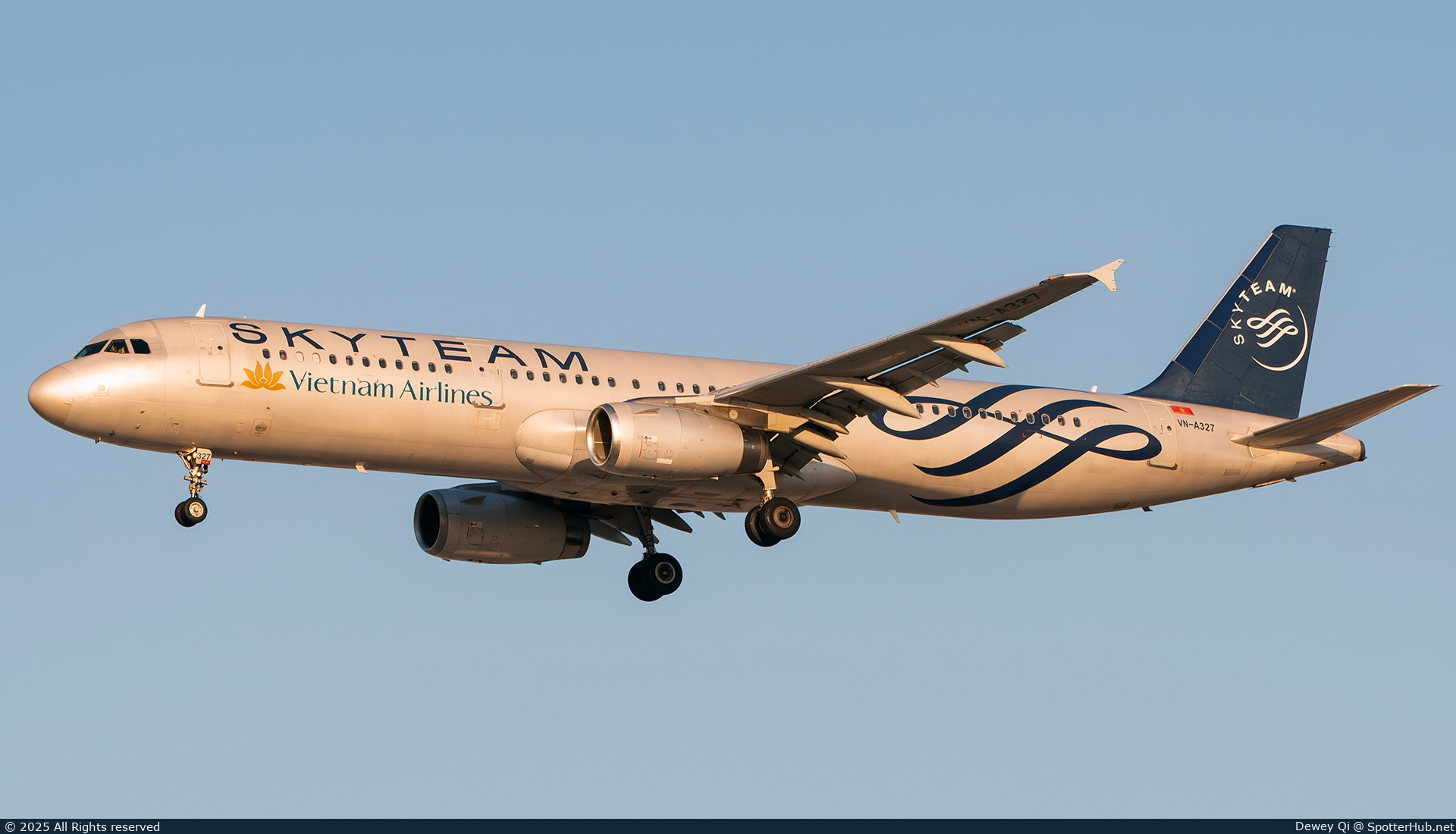 Photo of VN-A327 - Airbus A321-231 operated by Vietnam Airlines