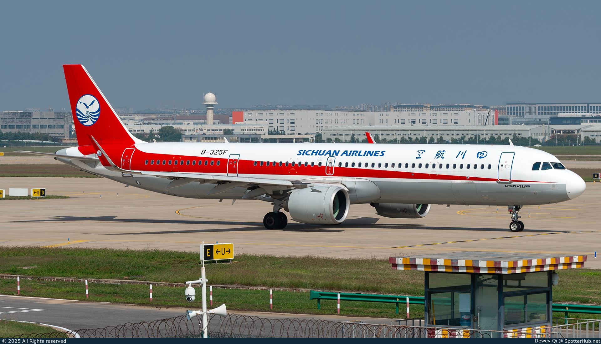 Photo of B-325F - Airbus A321-271NX operated by Sichuan Airlines