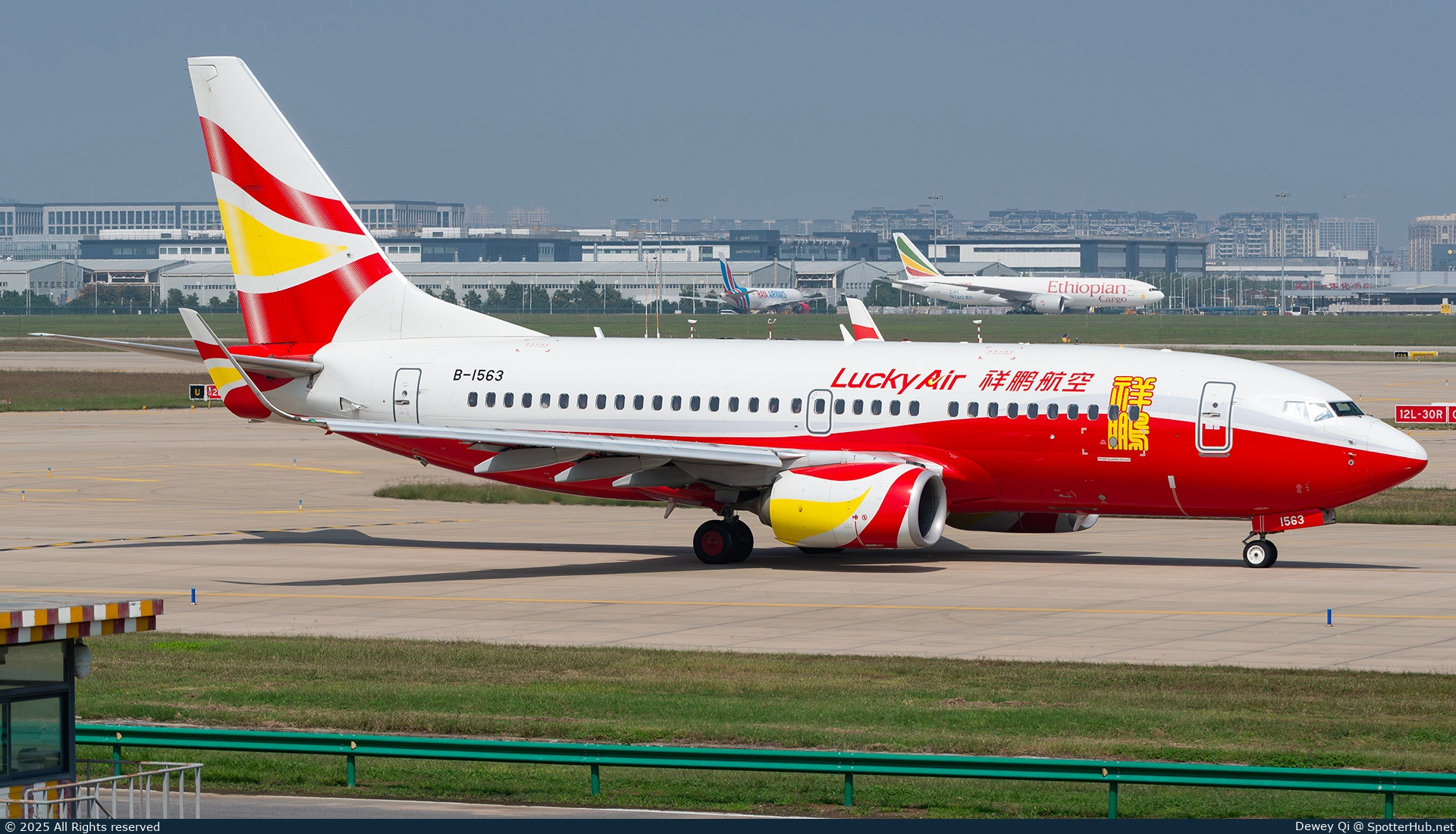 Photo of B-1563 - Boeing 737-74P operated by Lucky Air