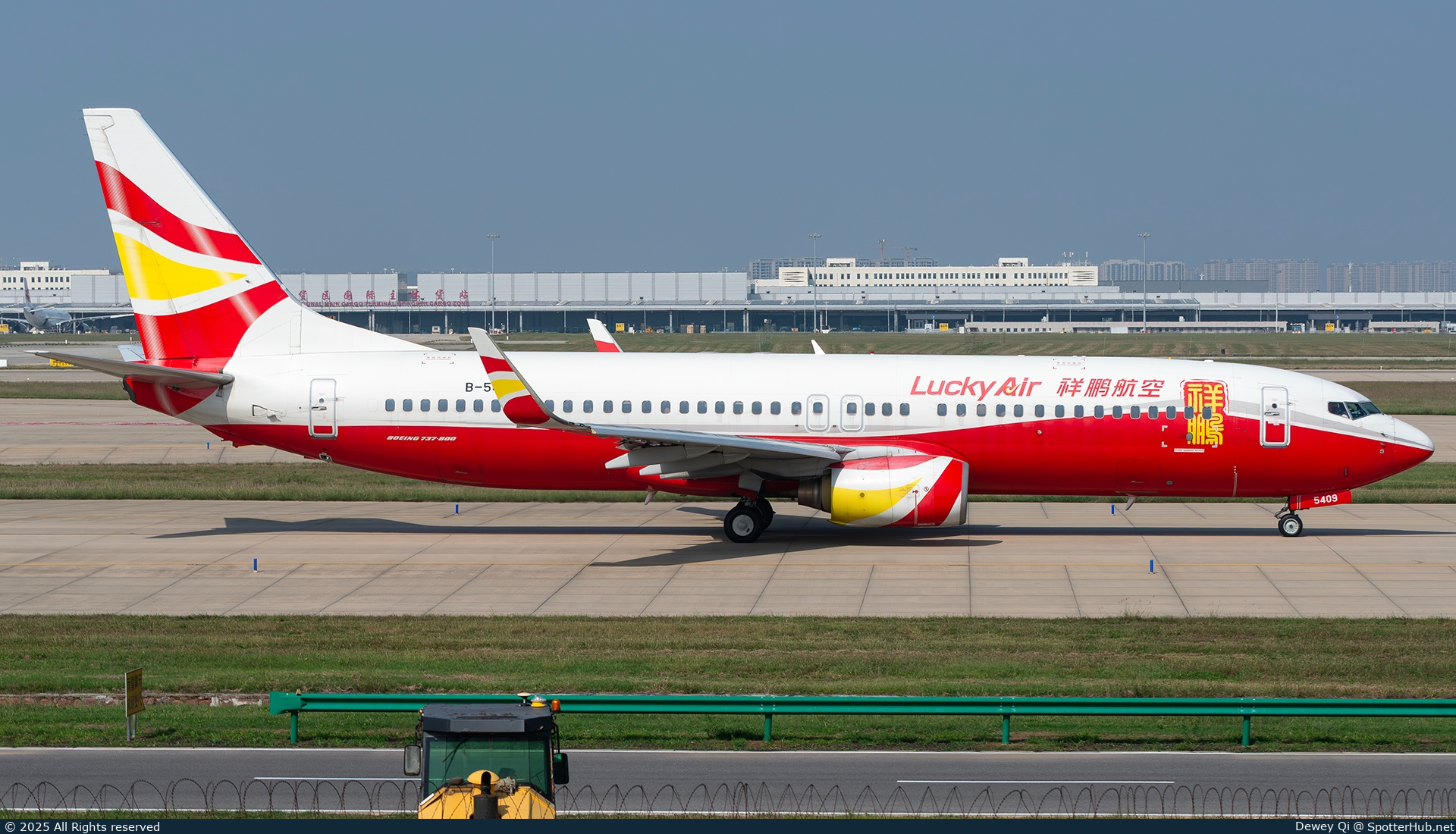 Photo of B-5409 - Boeing 737-808 operated by Lucky Air