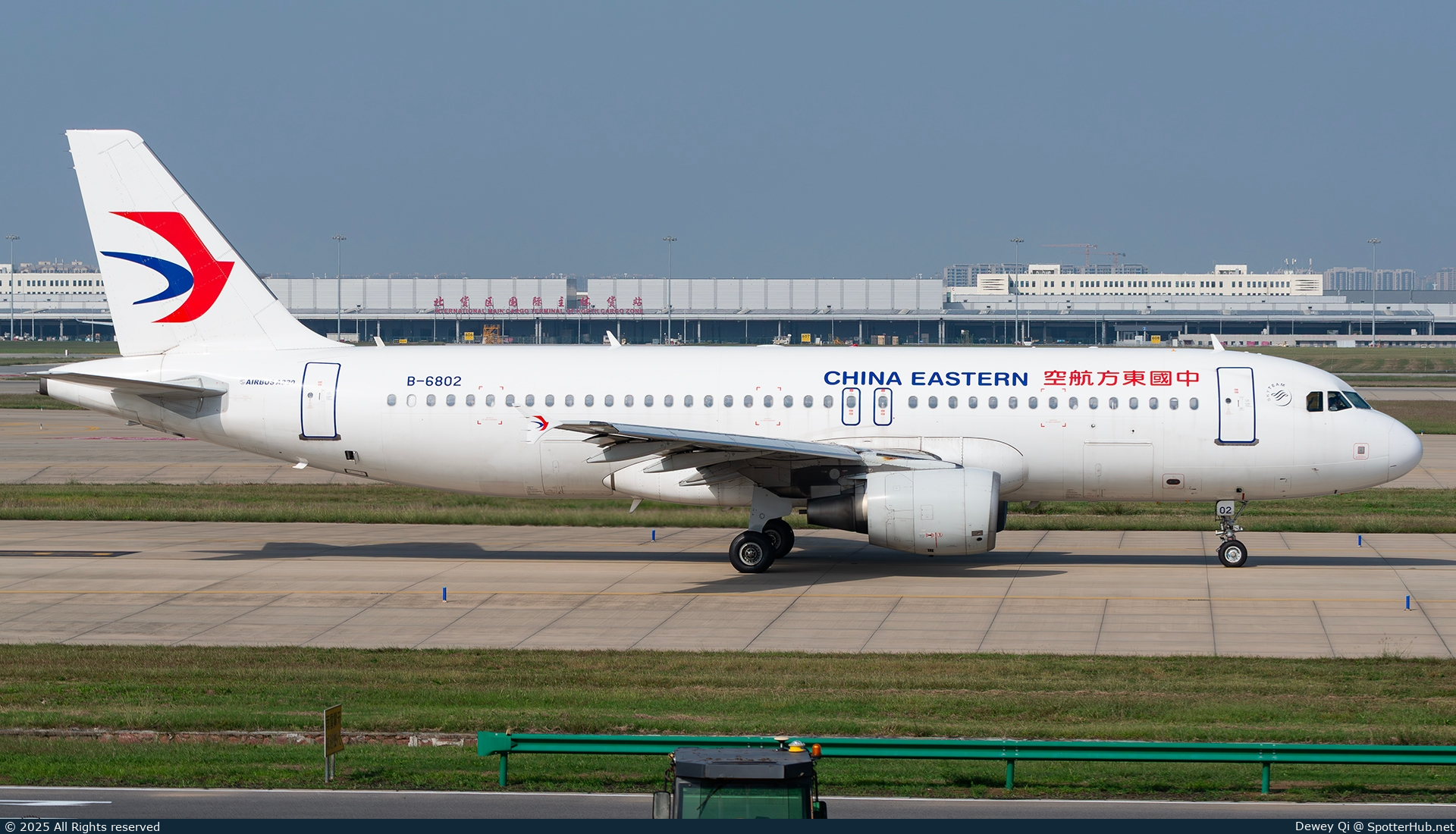 Photo of B-6802 - Airbus A320-214 operated by China Eastern Airlines