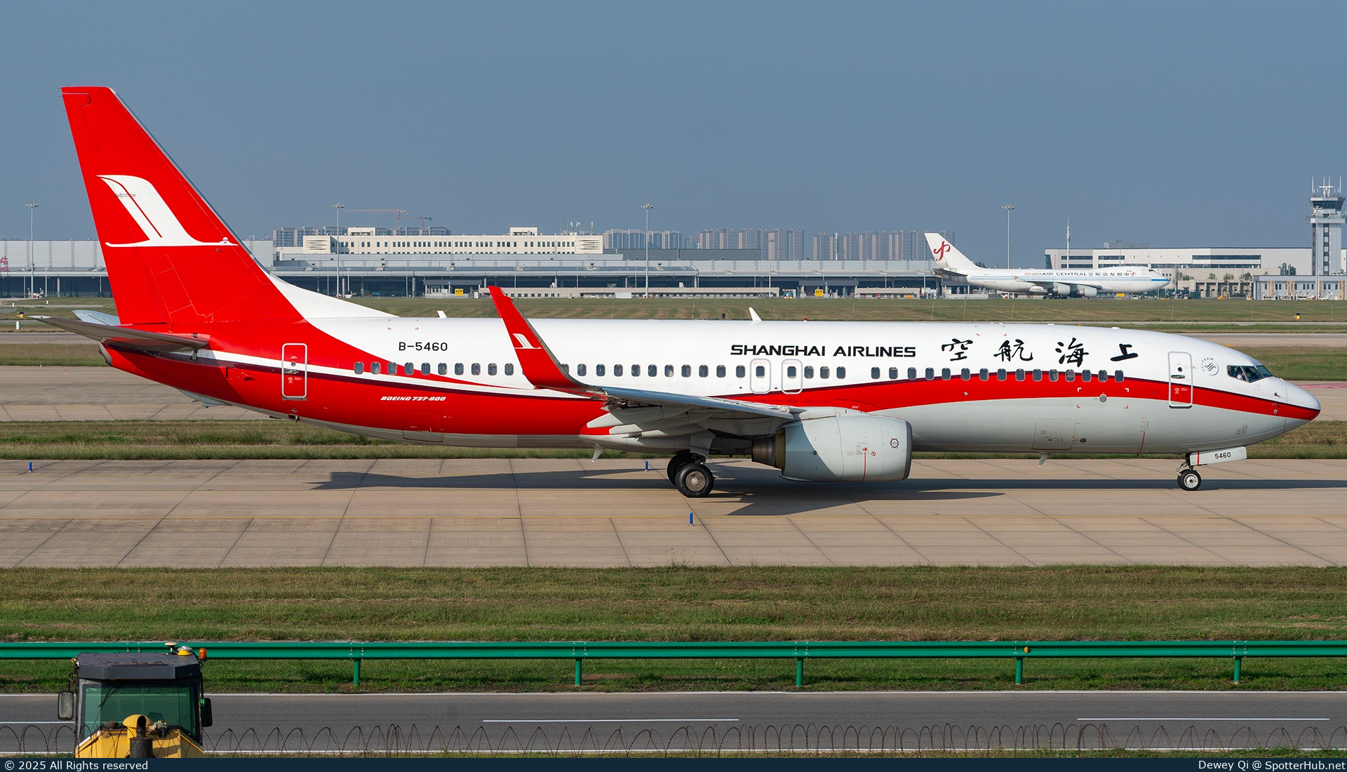 Photo of B-5460 - Boeing 737-86D operated by Shanghai Airlines