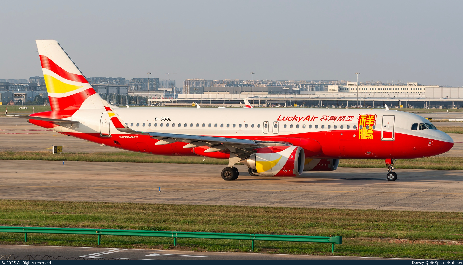 Photo of B-300L - Airbus A320-251N operated by Lucky Air