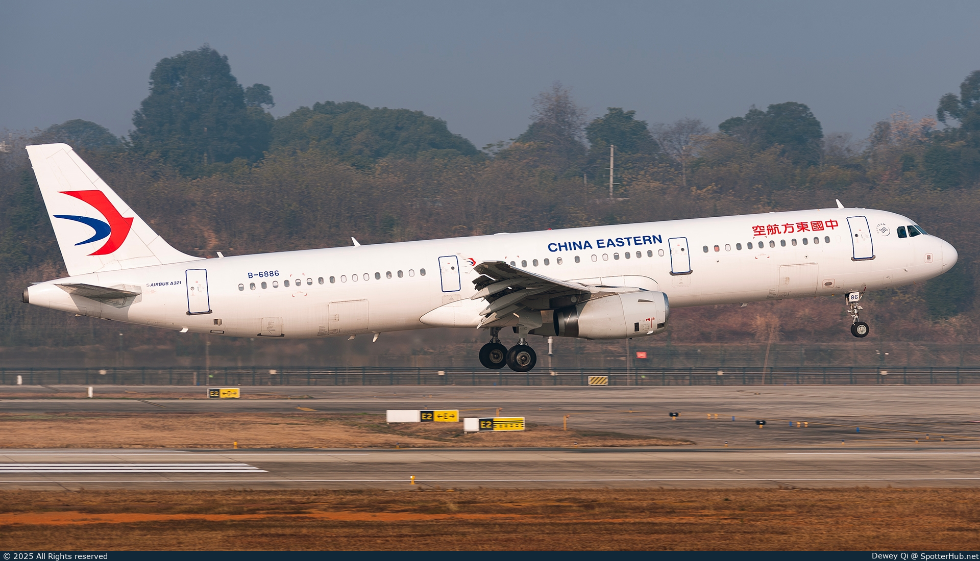 Photo of B-6886 - Airbus A321-231 operated by China Eastern Airlines