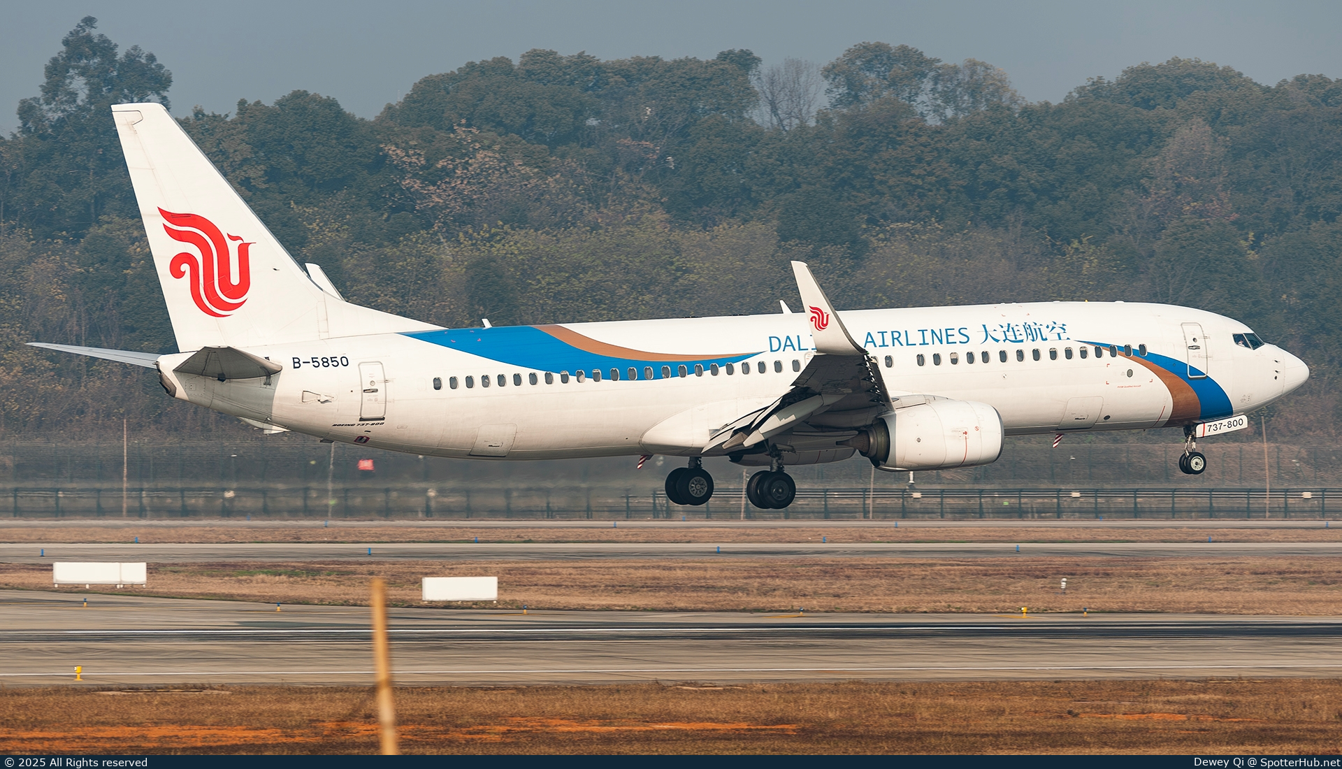 Photo of B-5850 - Boeing 737-89L operated by Dalian Airlines