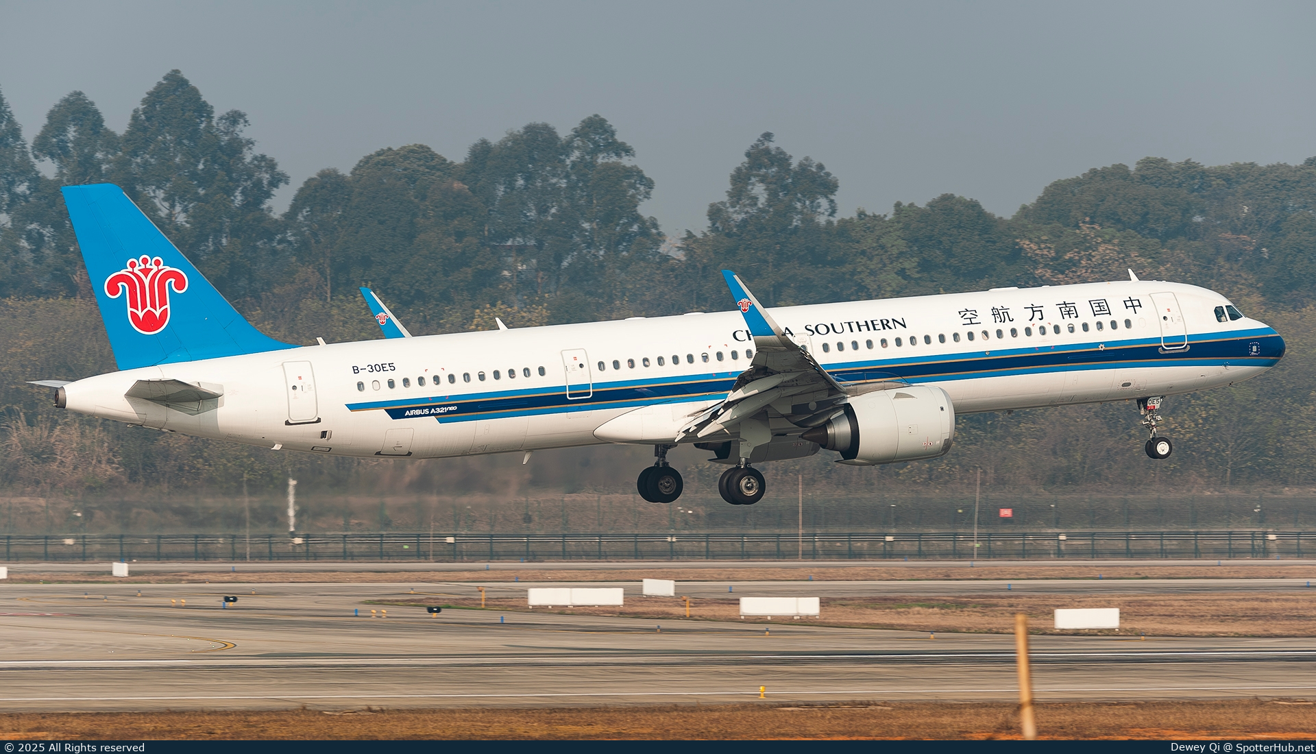 Photo of B-30E5 - Airbus A321-253NX operated by China Southern Airlines