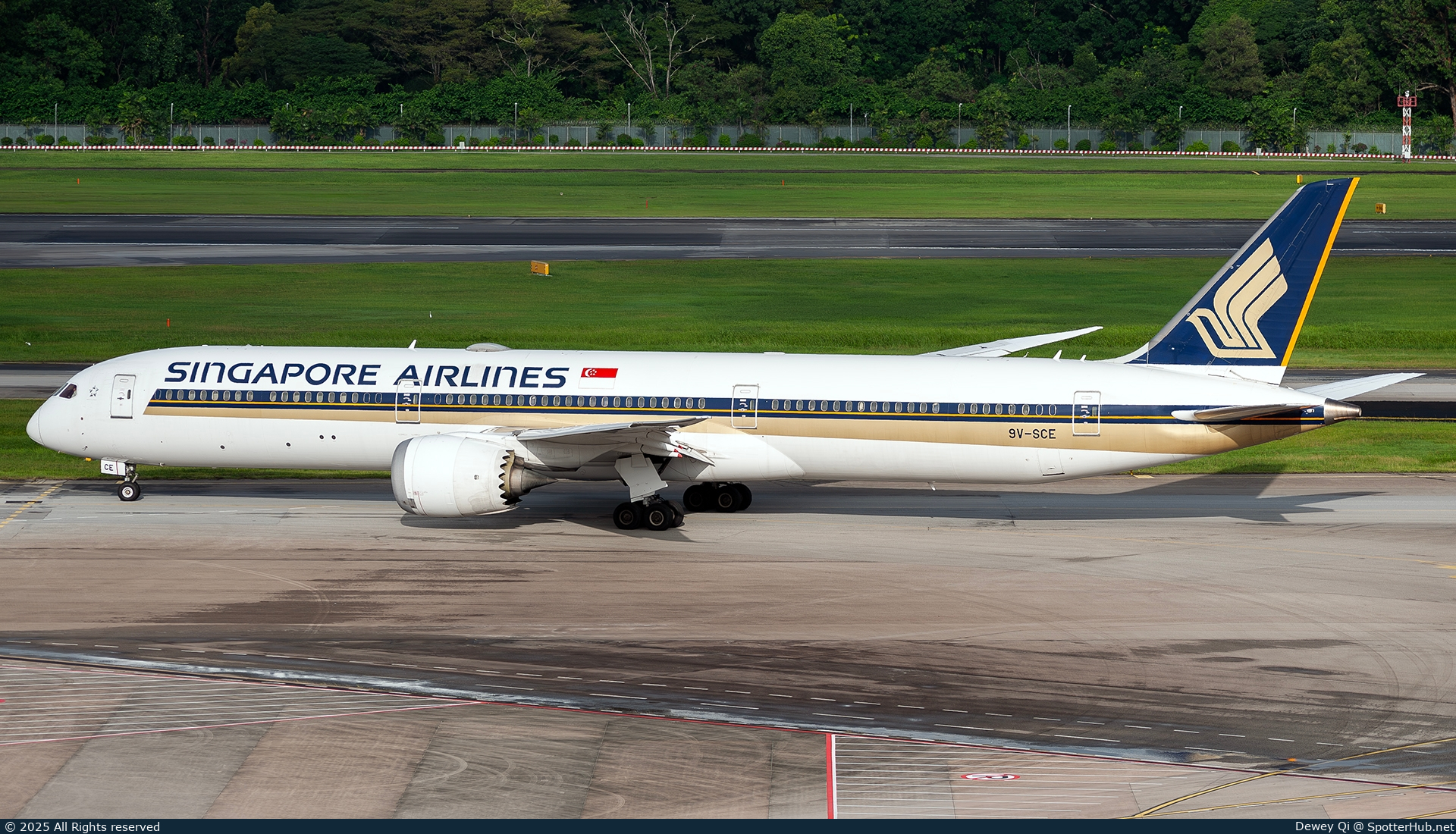 Photo of 9V-SCE - Boeing 787-10 Dreamliner operated by Singapore Airlines