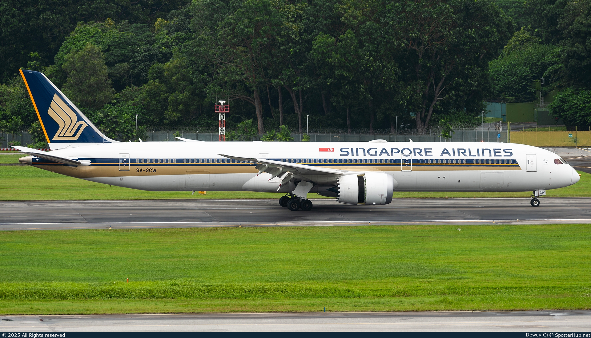 Photo of 9V-SCW - Boeing 787-10 Dreamliner operated by Singapore Airlines