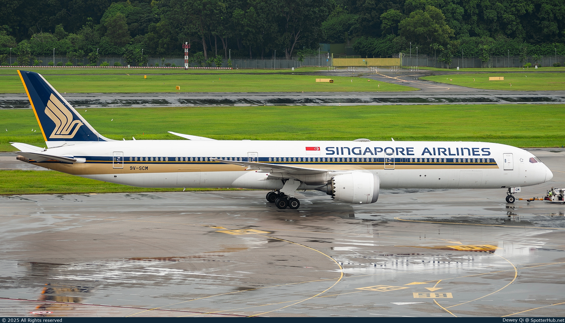 Photo of 9V-SCM - Boeing 787-10 Dreamliner operated by Singapore Airlines