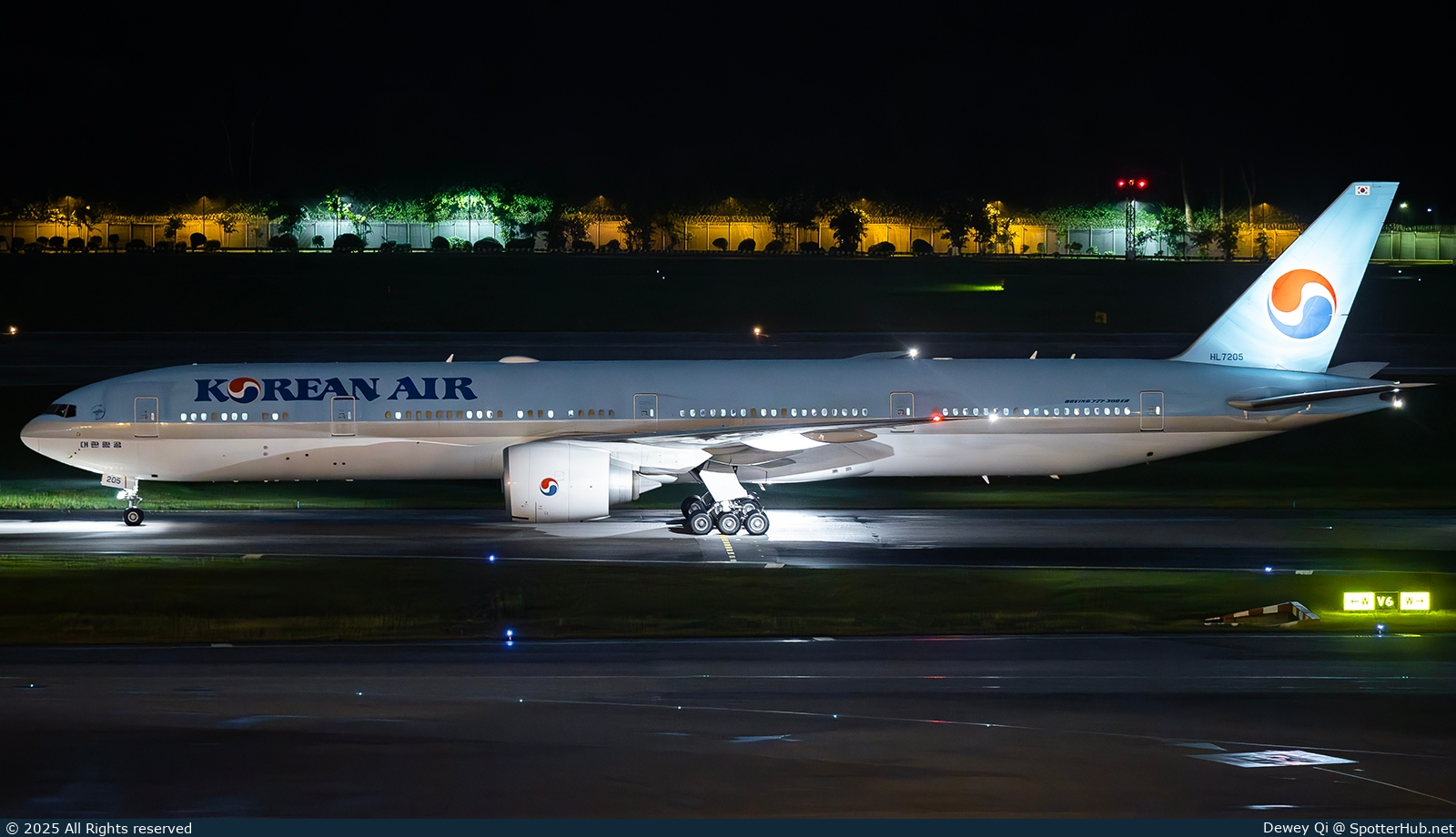 Photo of HL7205 - Boeing 777-3B5(ER) operated by Korean Air