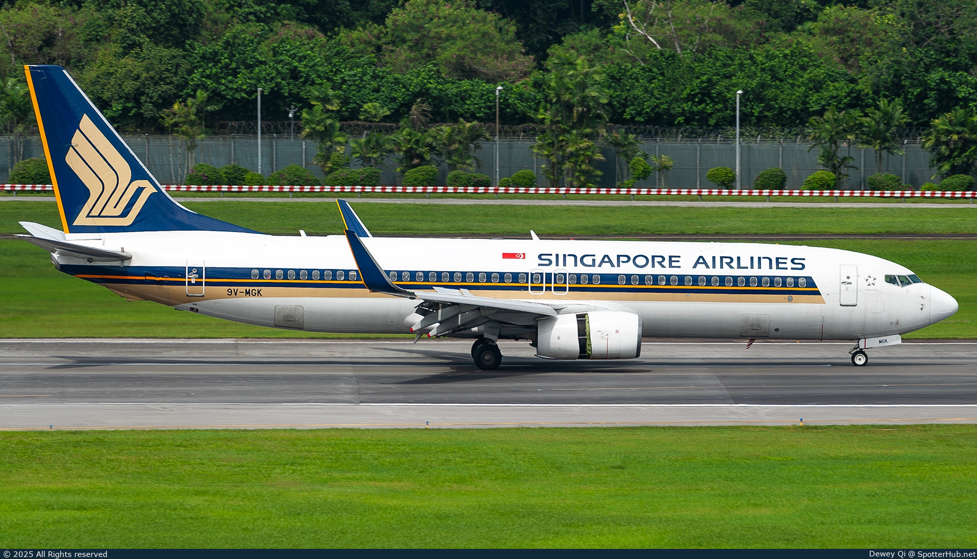 Photo of 9V-MGK - Boeing 737-8SA operated by Singapore Airlines