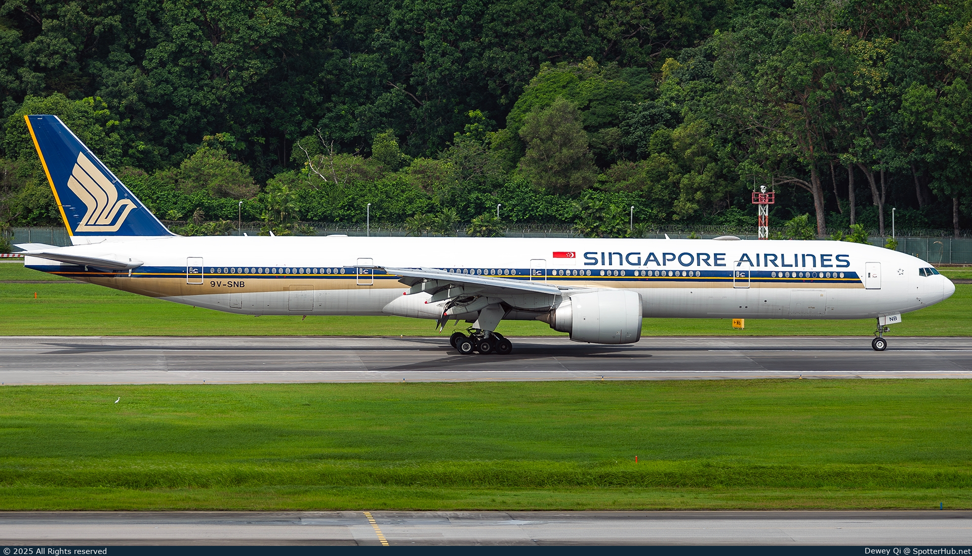 Photo of 9V-SNB - Boeing 777-312(ER) operated by Singapore Airlines