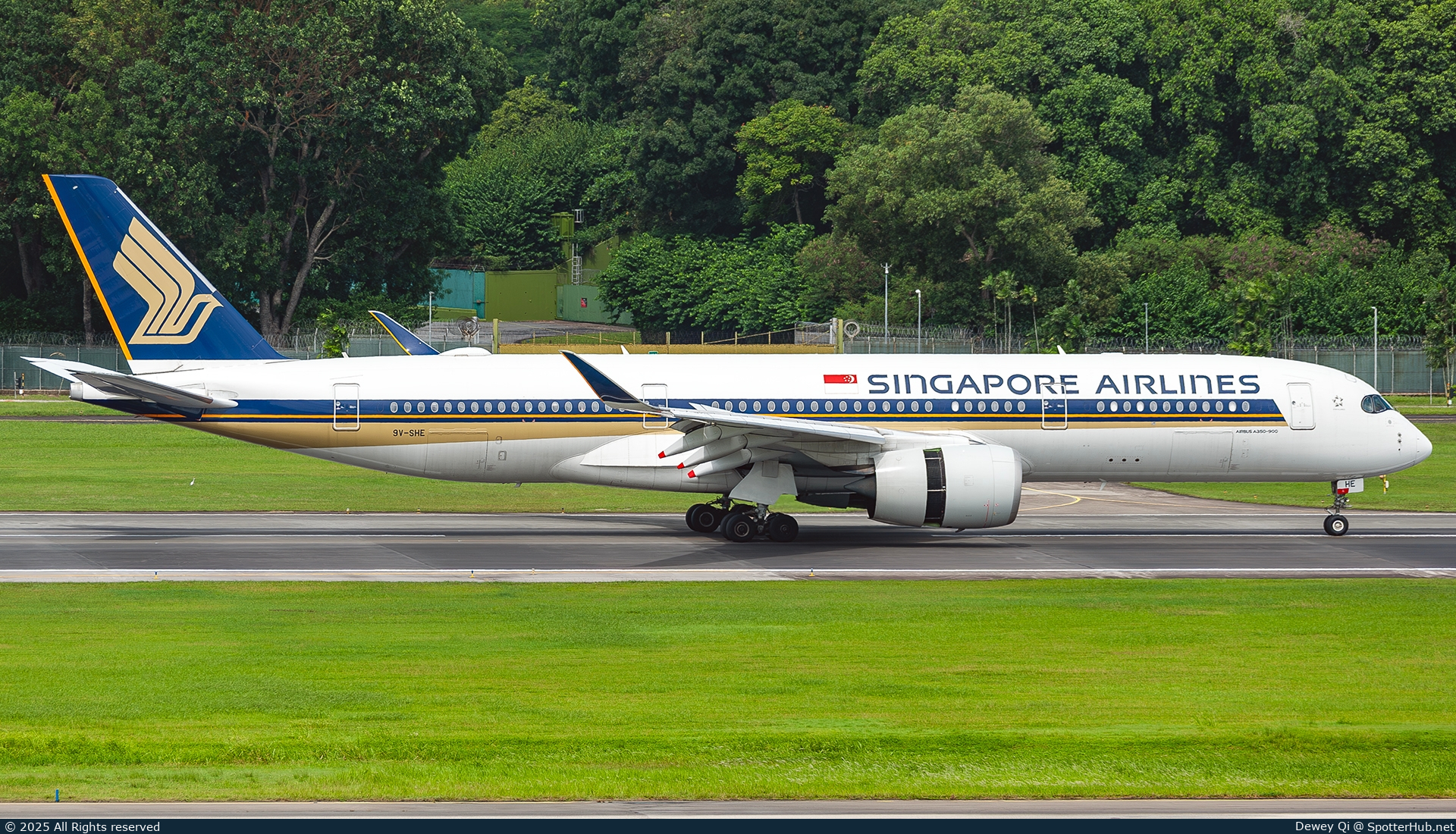 Photo of 9V-SHE - Airbus A350-941 operated by Singapore Airlines