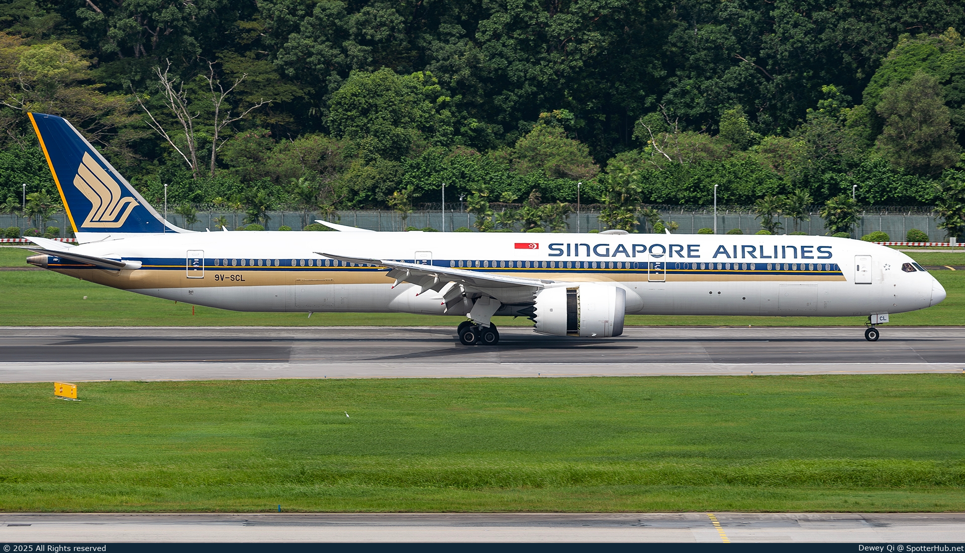 Photo of 9V-SCL - Boeing 787-10 Dreamliner operated by Singapore Airlines