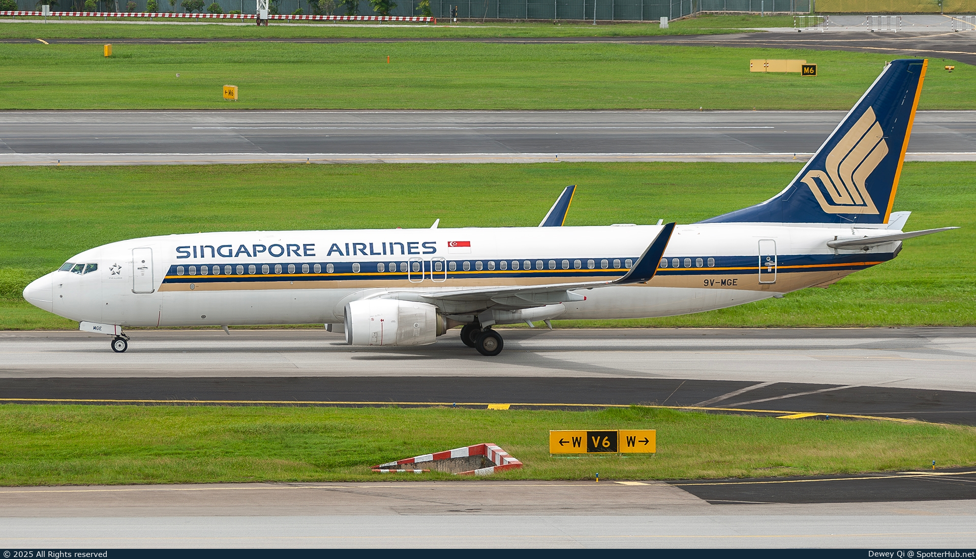 Photo of 9V-MGE - Boeing 737-8SA operated by Singapore Airlines
