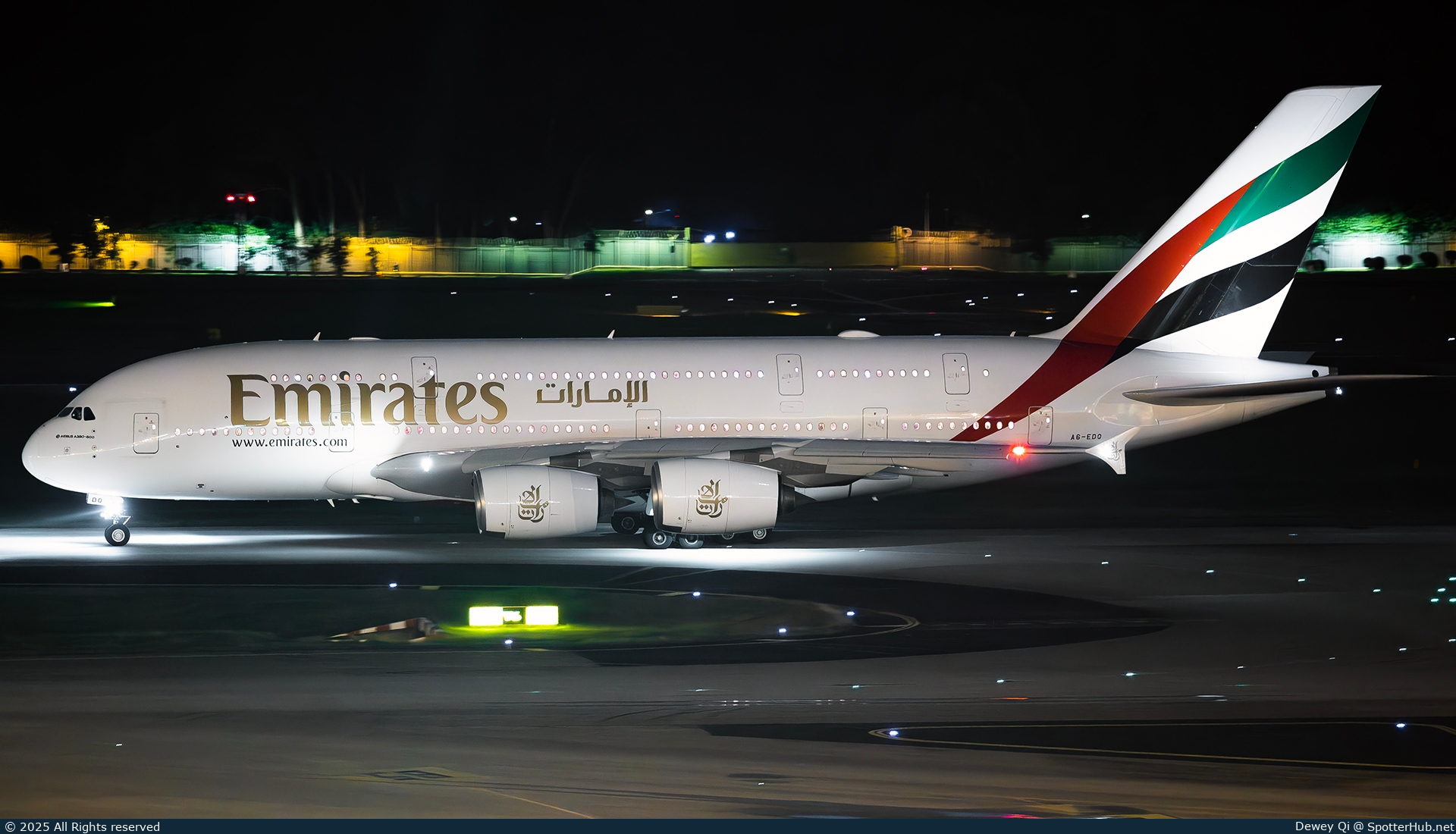 Photo of A6-EDQ - Airbus A380-861 operated by Emirates
