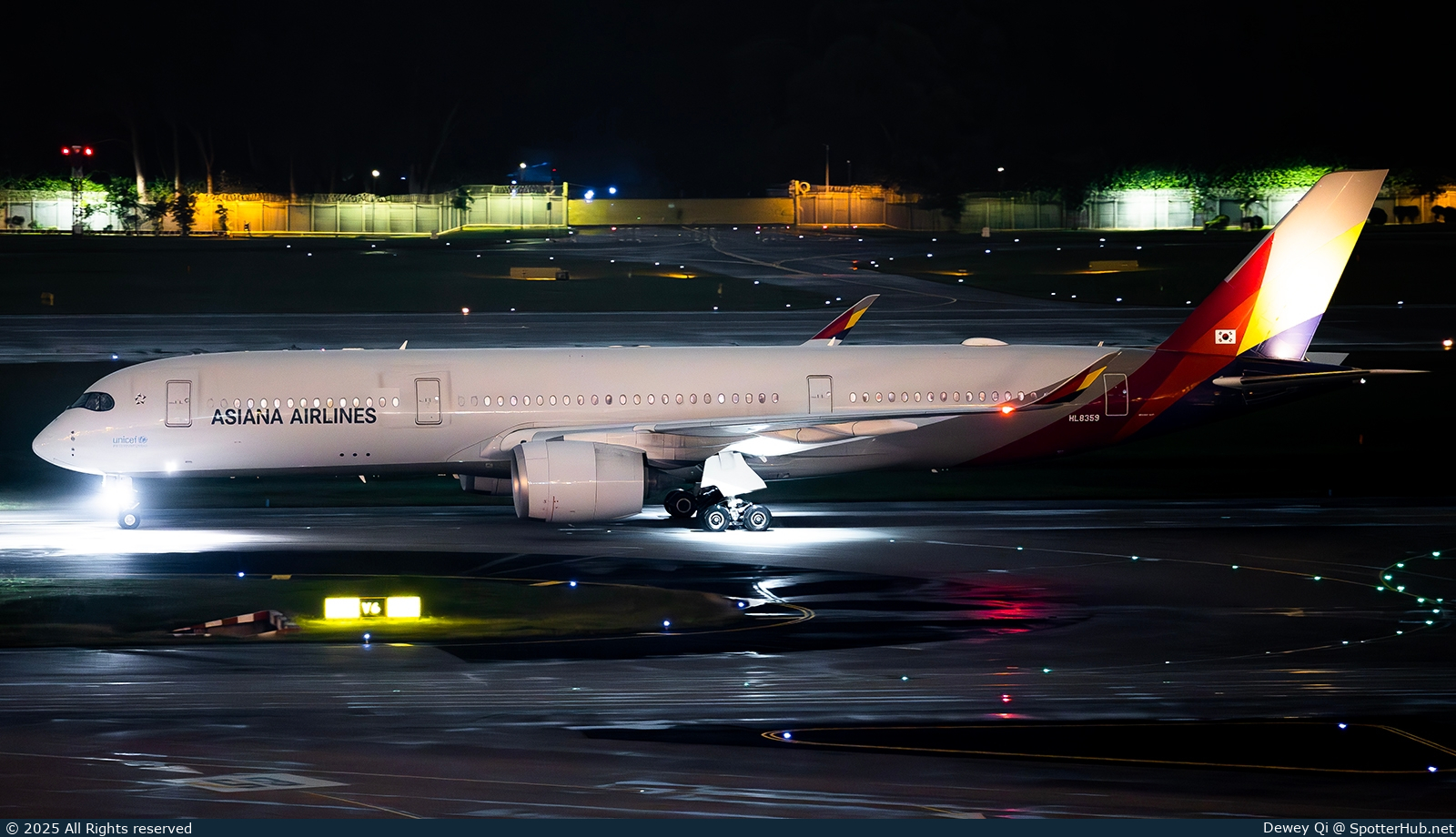 Photo of HL8359 - Airbus A350-941 operated by Asiana Airlines