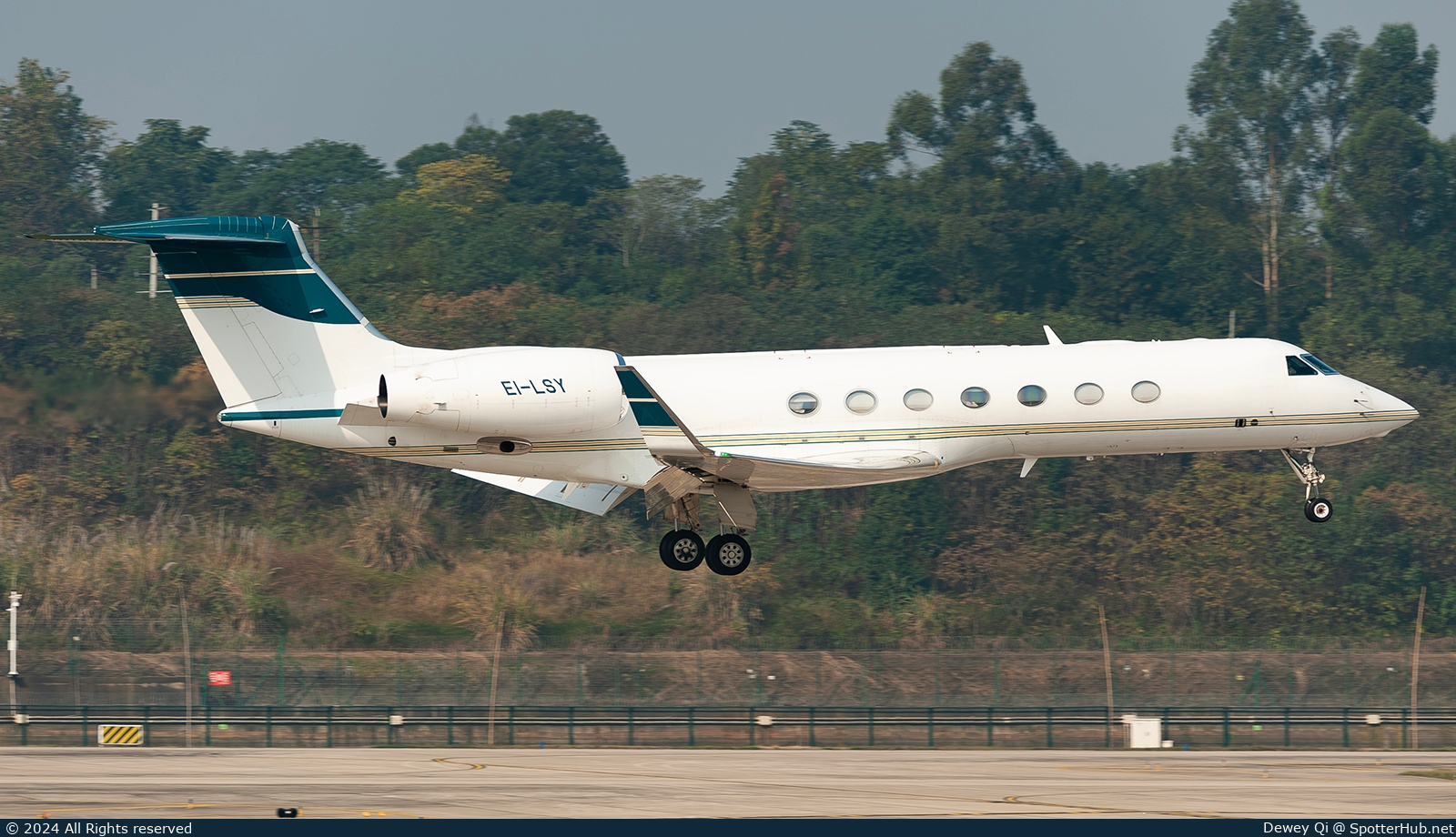 Photo of EI-LSY - Gulfstream GV-SP (G550) operated by GainJet Ireland