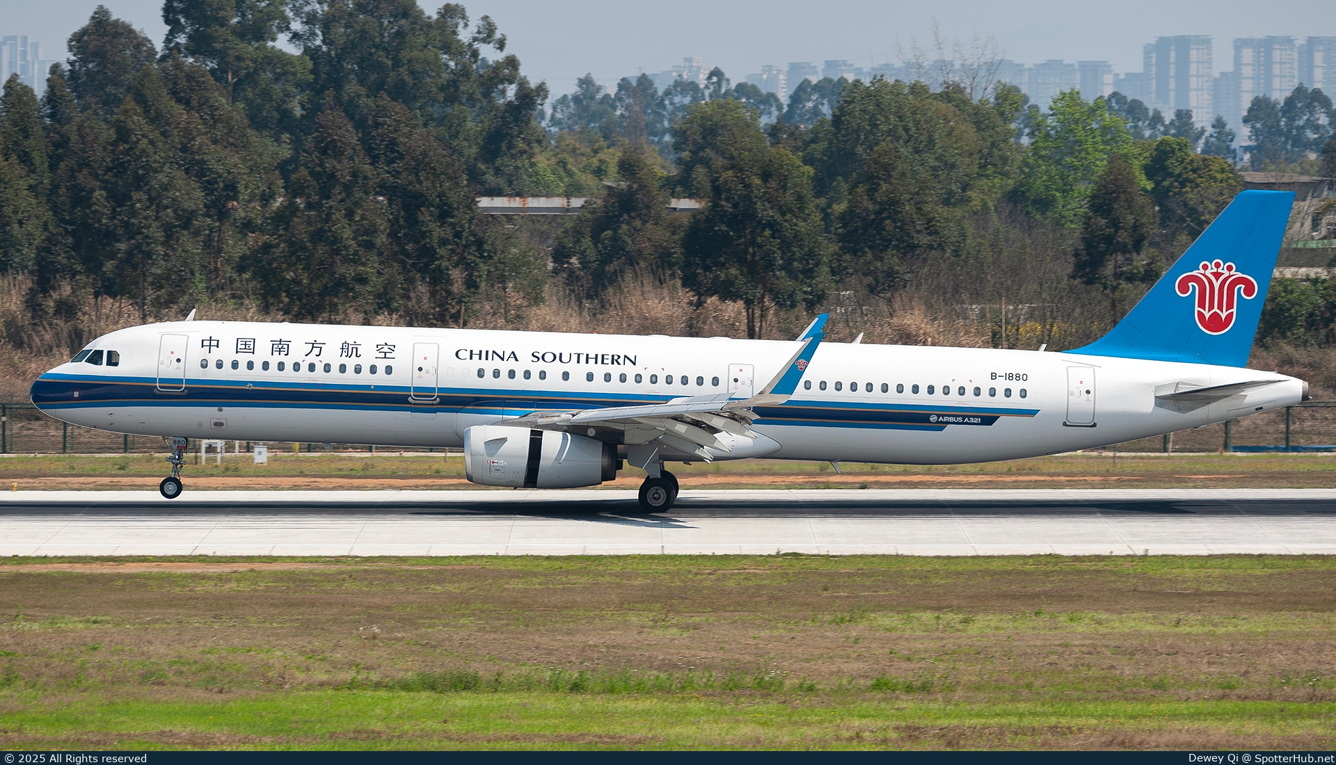 Photo of B-1880 - Airbus A321-231 operated by China Southern Airlines