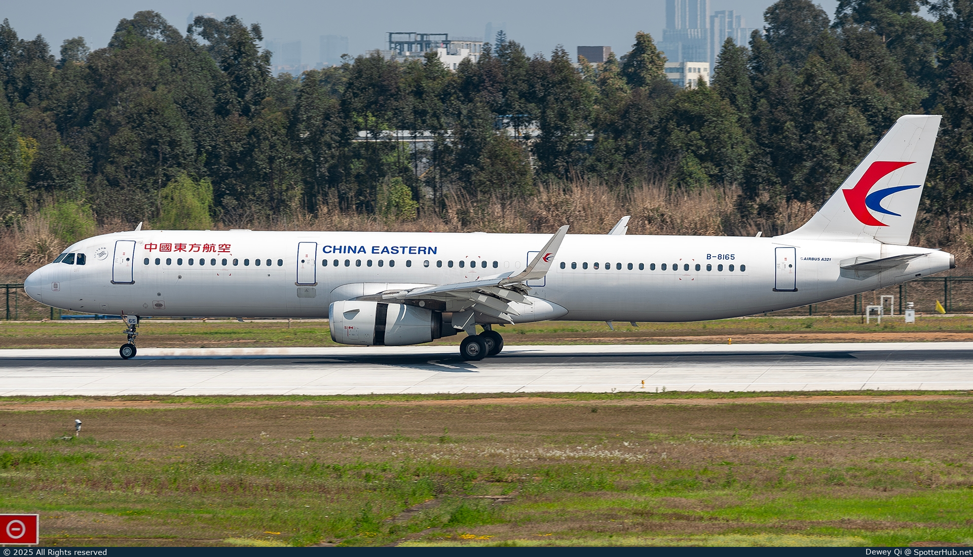 Photo of B-8165 - Airbus A321-231 operated by China Eastern Airlines