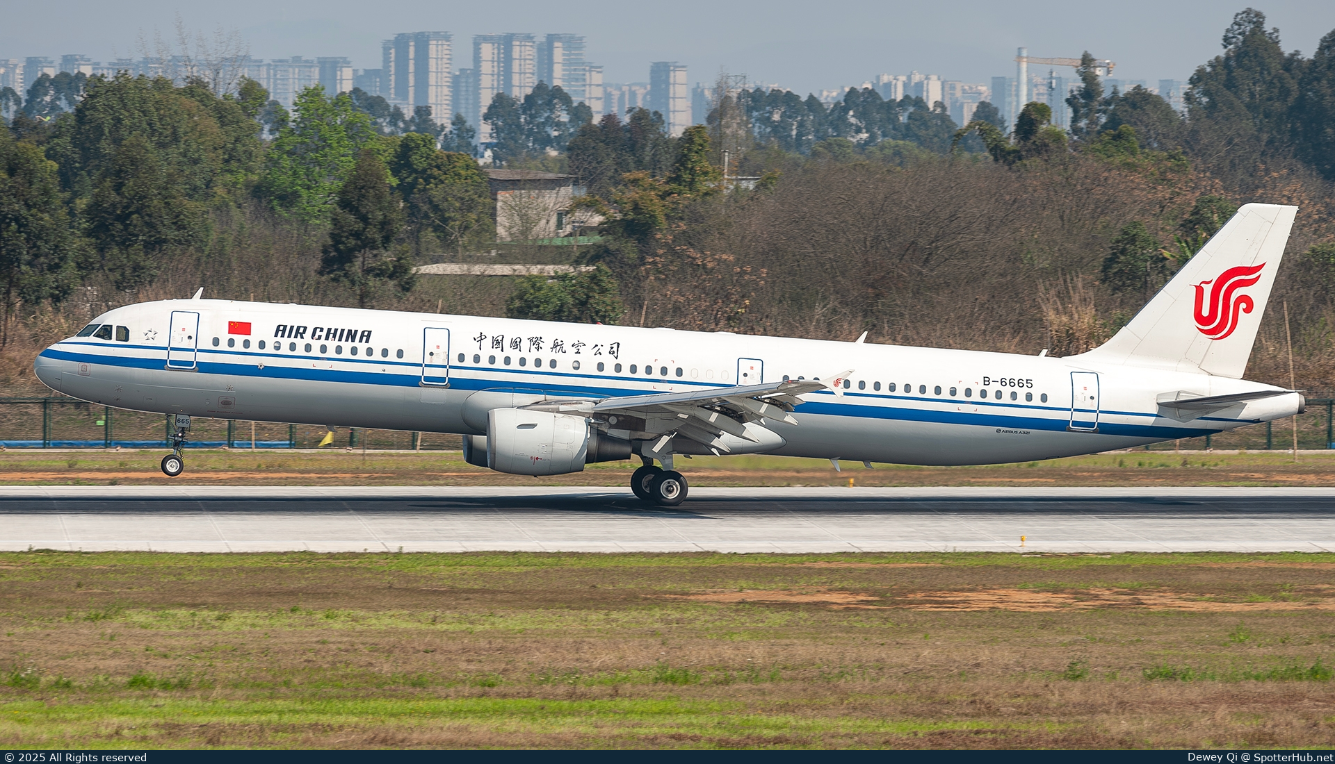 Photo of B-6665 - Airbus A321-213 operated by Air China