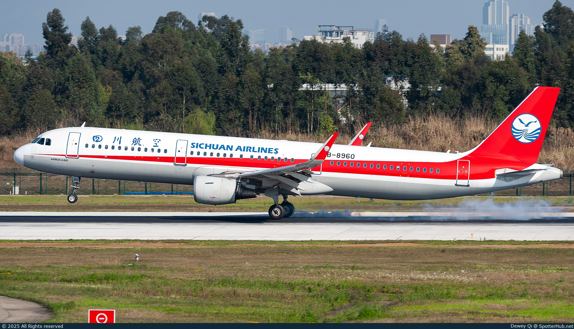 Photo of B-8960 - Airbus A321-211 operated by Sichuan Airlines