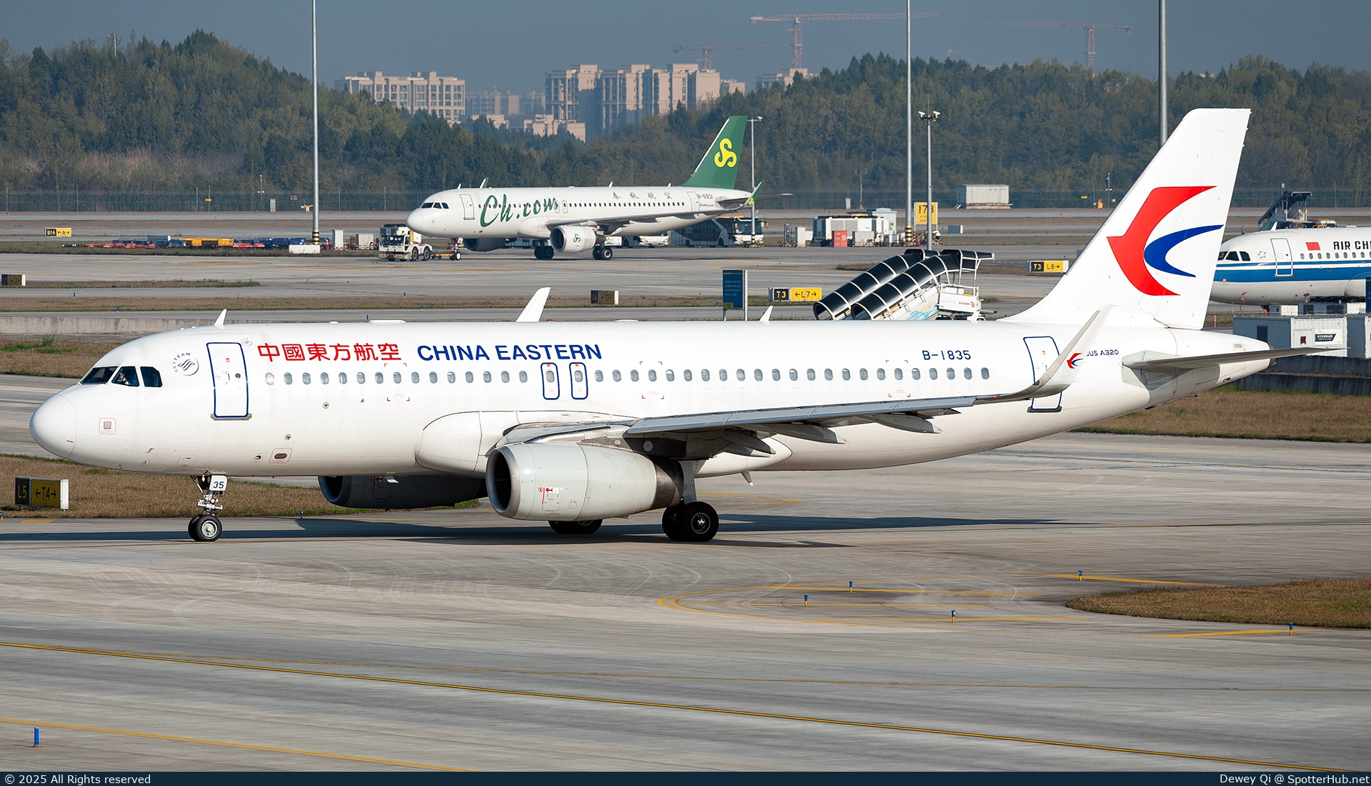Photo of B-1835 - Airbus A320-232 operated by China Eastern Airlines