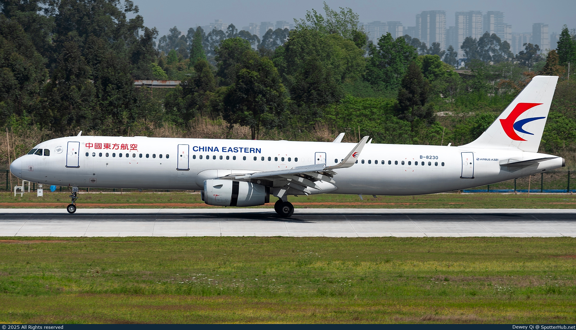 Photo of B-8230 - Airbus A321-231 operated by China Eastern Airlines