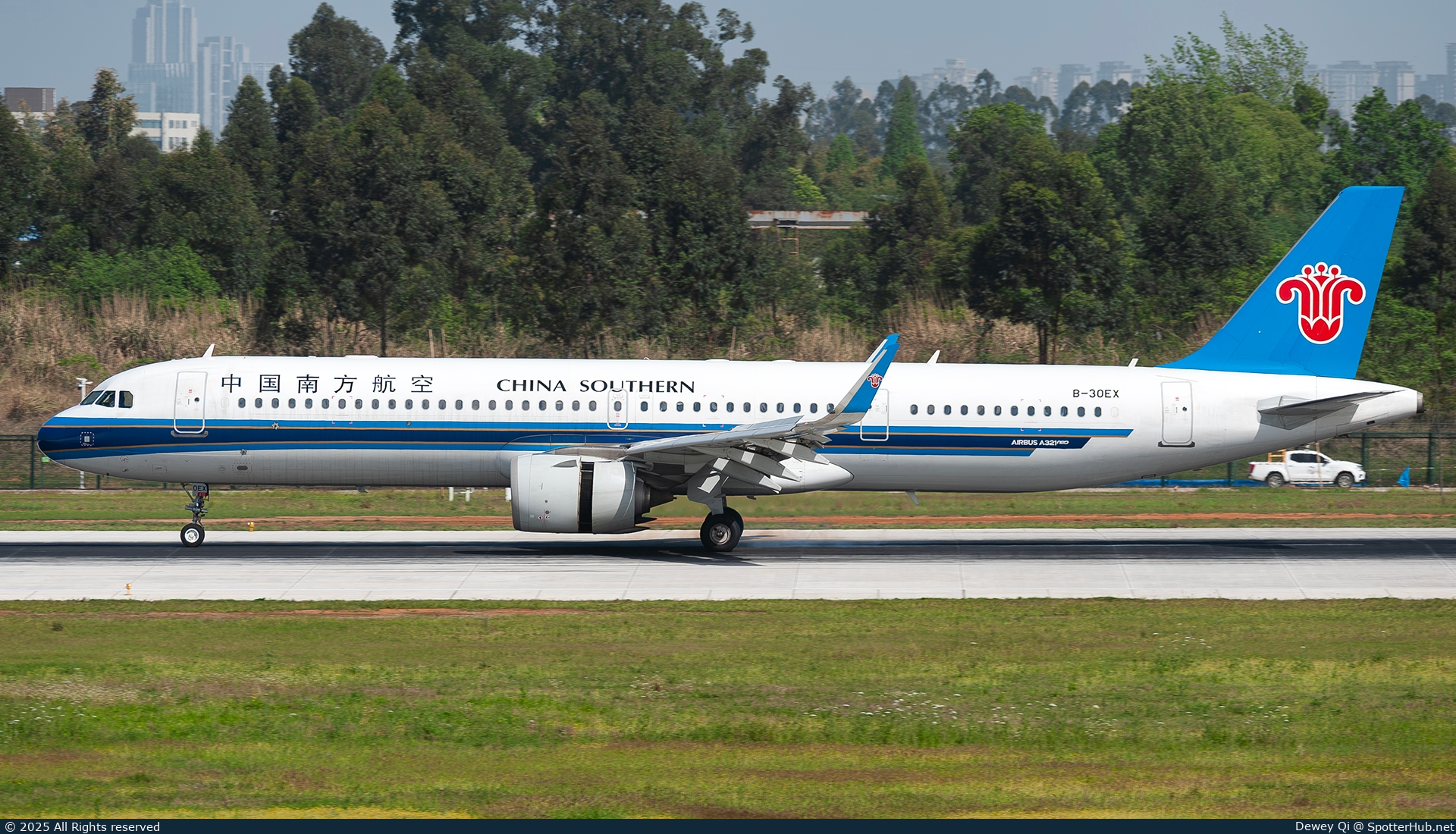 Photo of B-30EX - Airbus A321-253NX operated by China Southern Airlines