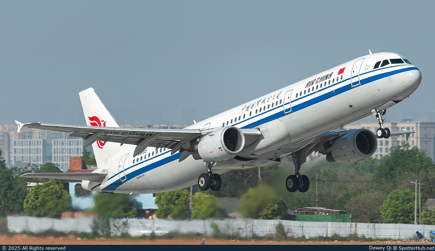 Photo of B-6665 - Airbus A321-213 operated by Air China