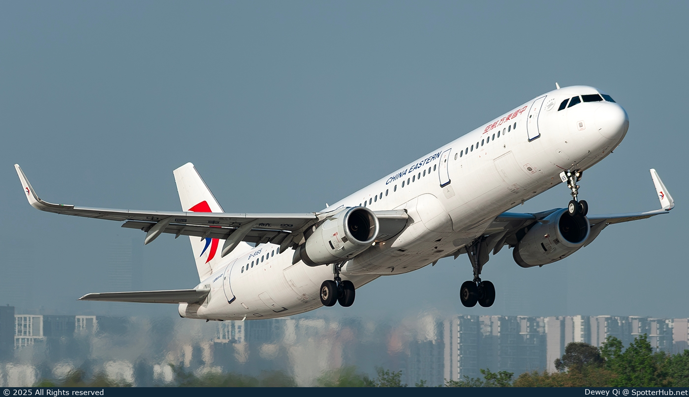 Photo of B-8165 - Airbus A321-231 operated by China Eastern Airlines