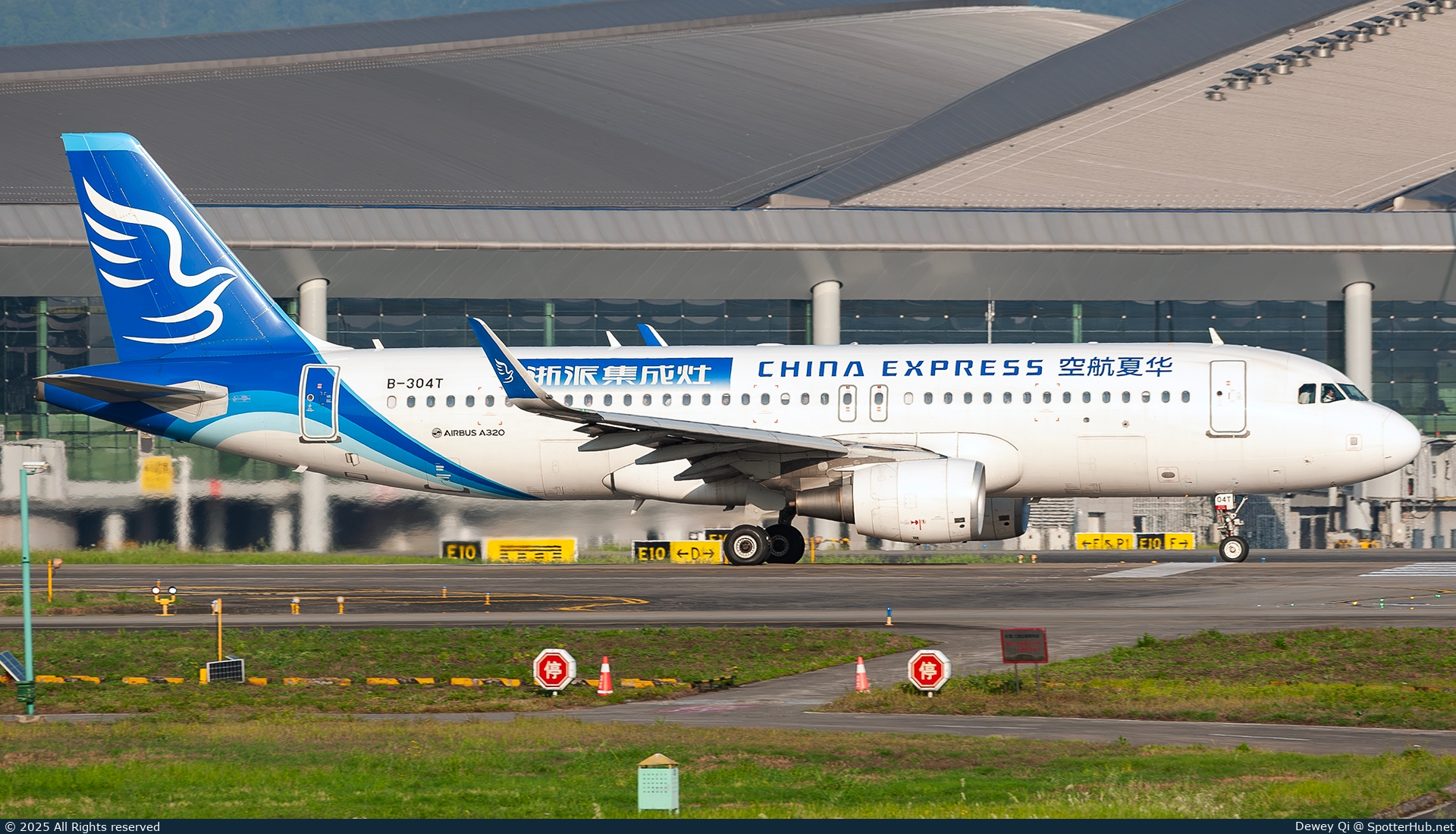 Photo of B-304T - Airbus A320-214 operated by China Express Airlines