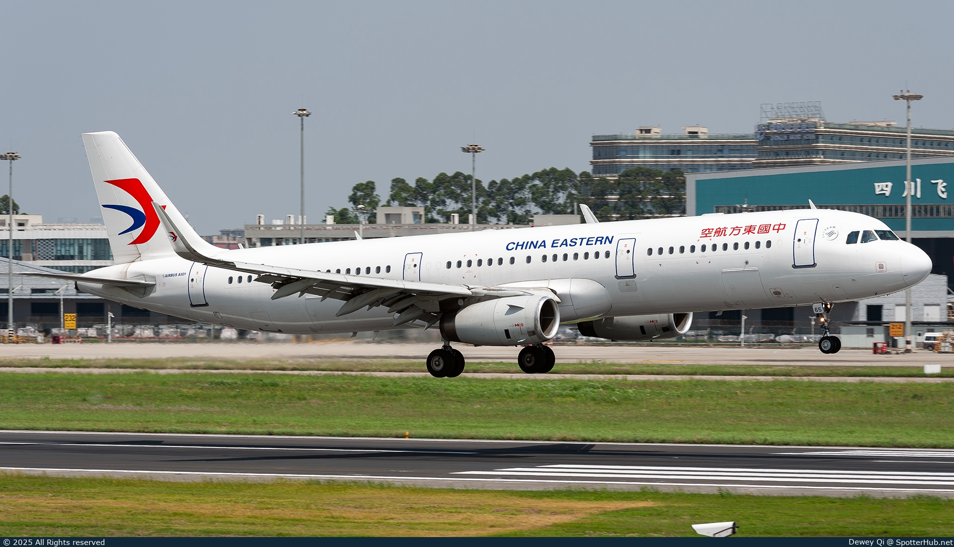 Photo of B-8165 - Airbus A321-231 operated by China Eastern Airlines