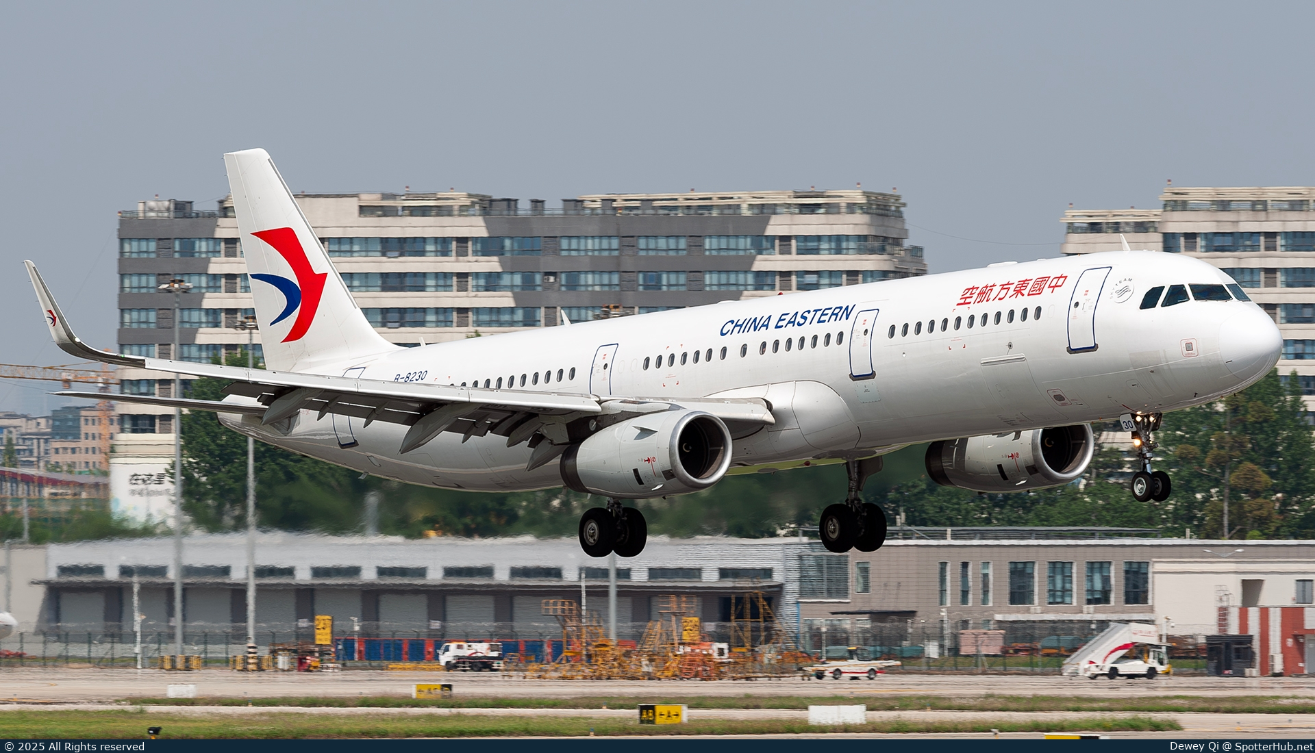 Photo of B-8230 - Airbus A321-231 operated by China Eastern Airlines