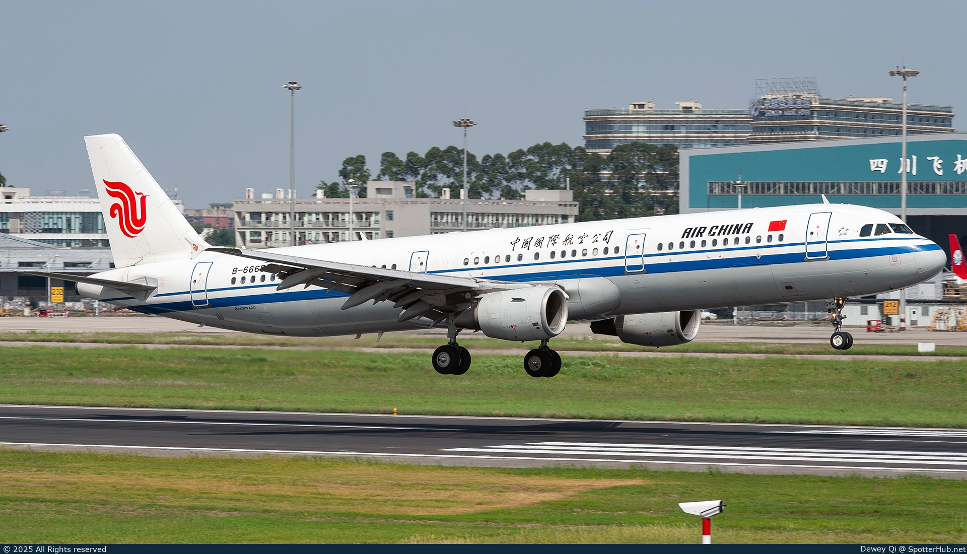 Photo of B-6665 - Airbus A321-213 operated by Air China