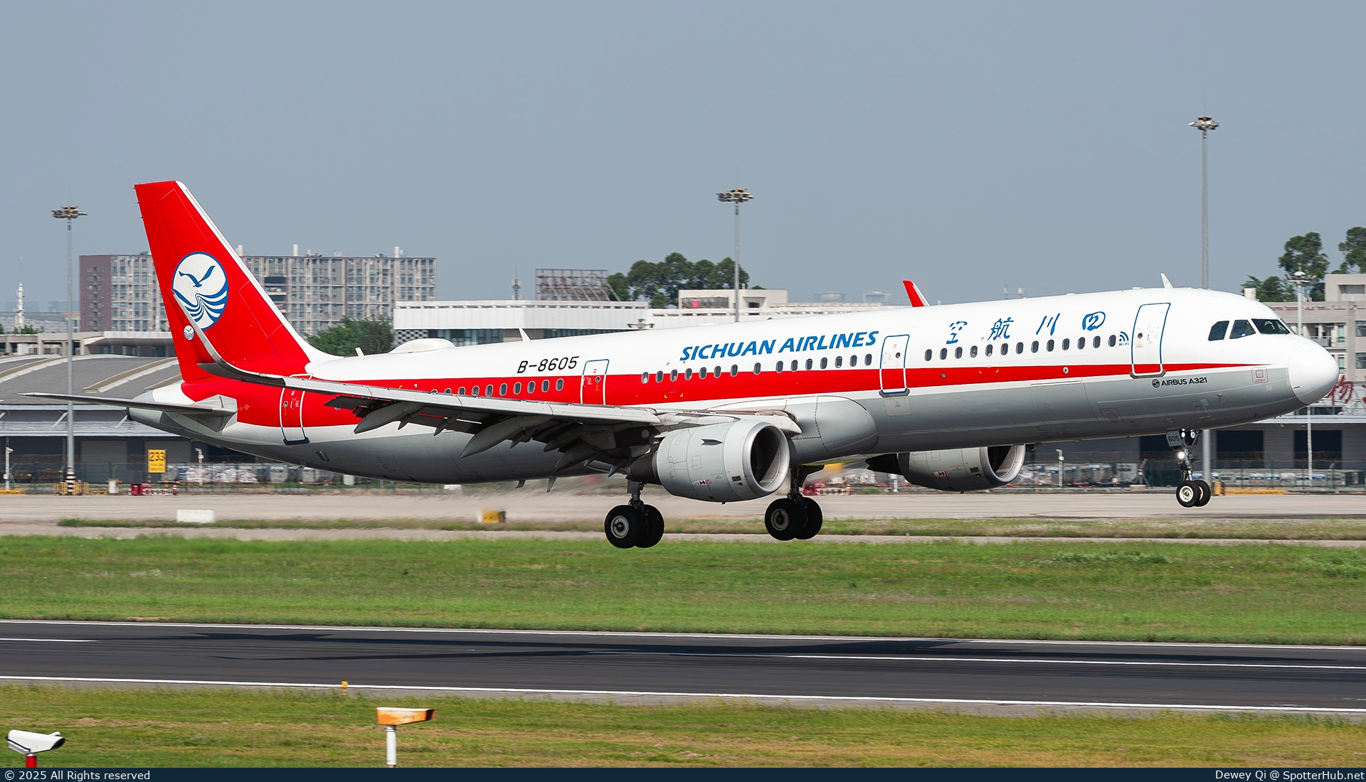 Photo of B-8605 - Airbus A321-211 operated by Sichuan Airlines