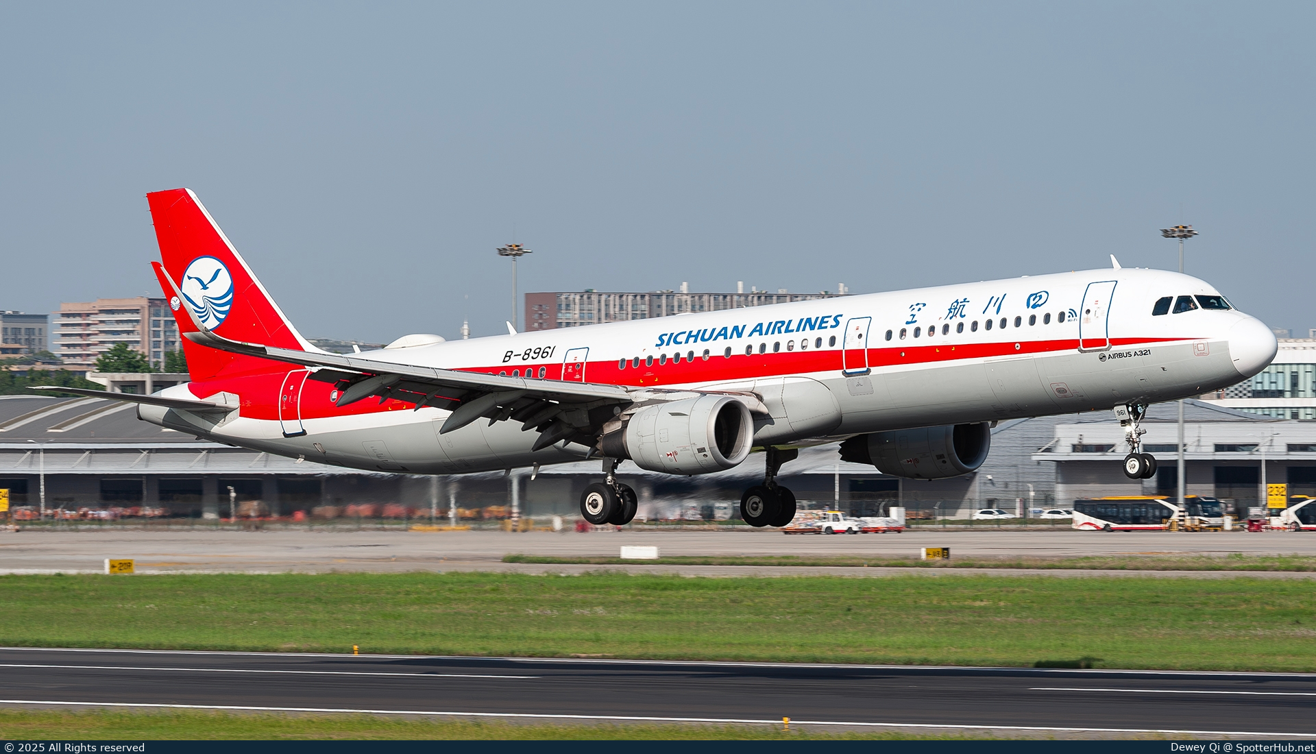 Photo of B-8961 - Airbus A321-211 operated by Sichuan Airlines