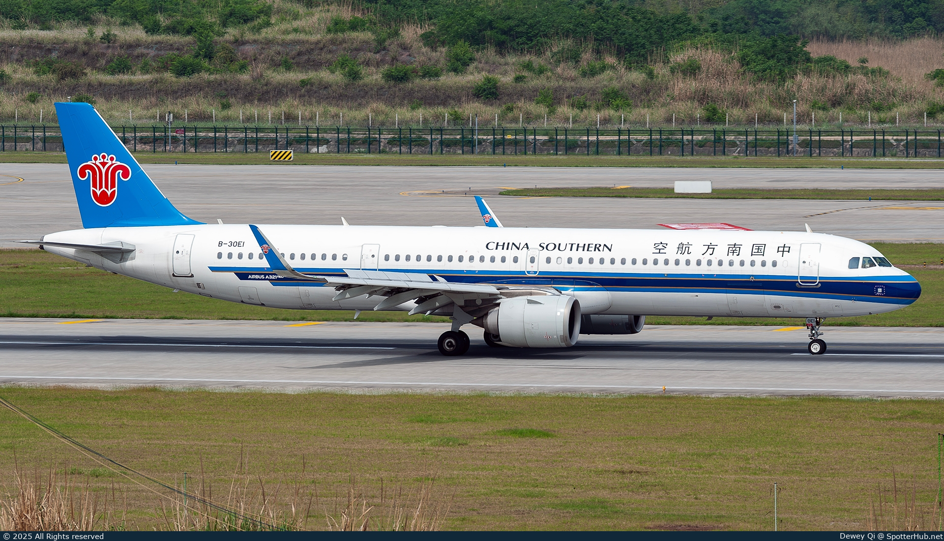 Photo of B-30E1 - Airbus A321-253NX operated by China Southern Airlines