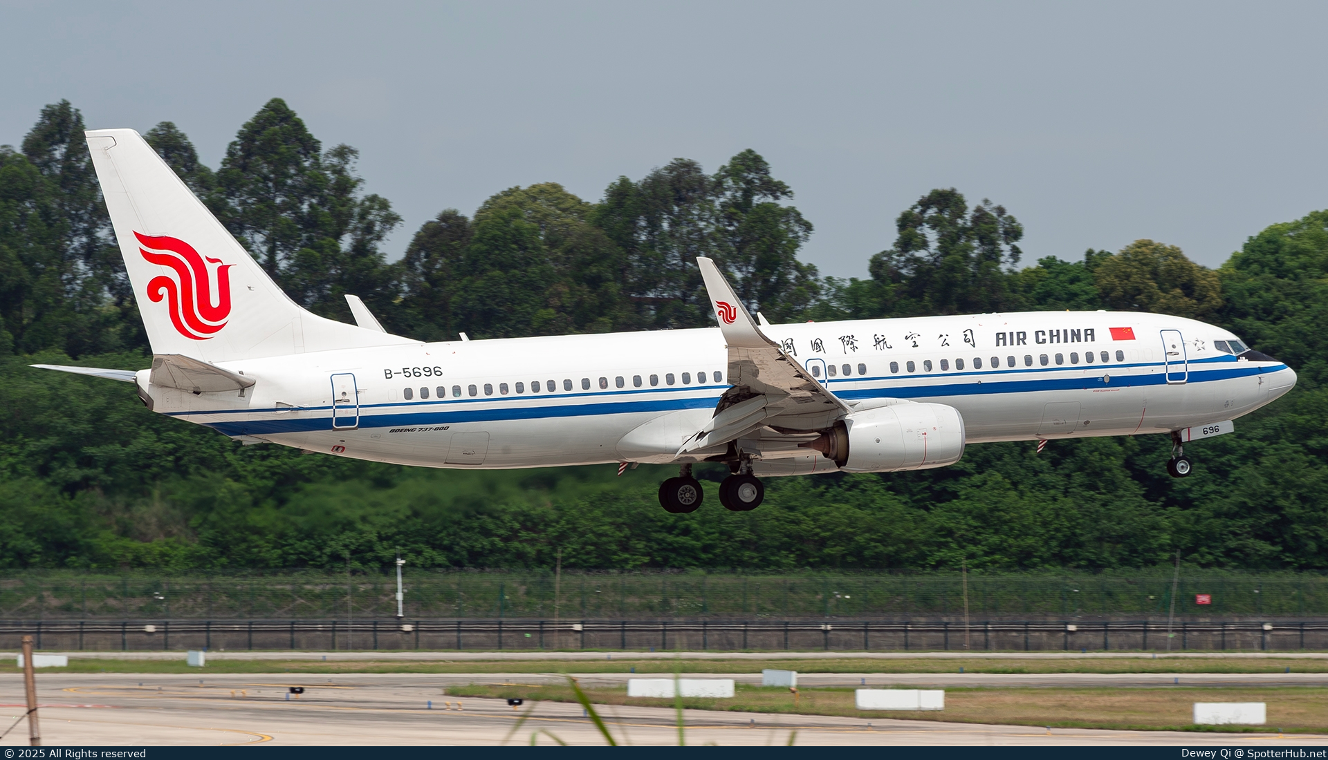 Photo of B-5696 - Boeing 737-89L operated by Air China
