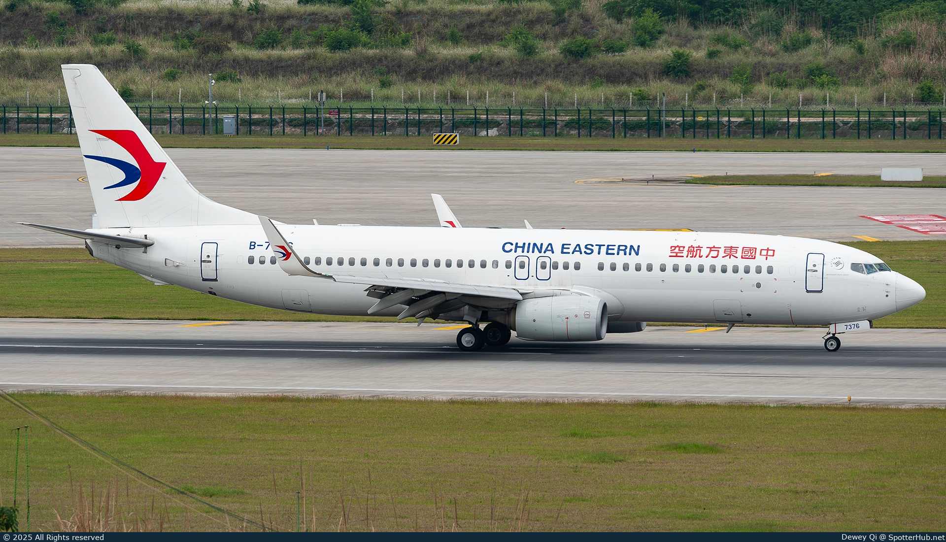 Photo of B-7376 - Boeing 737-89P operated by China Eastern Airlines
