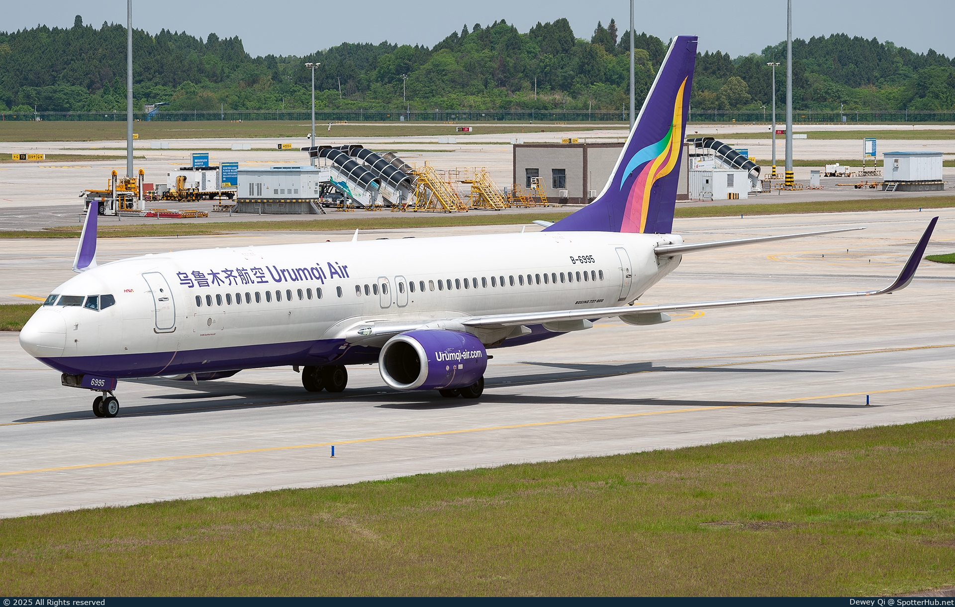 Photo of B-6995 - Boeing 737-84P operated by Urumqi Air